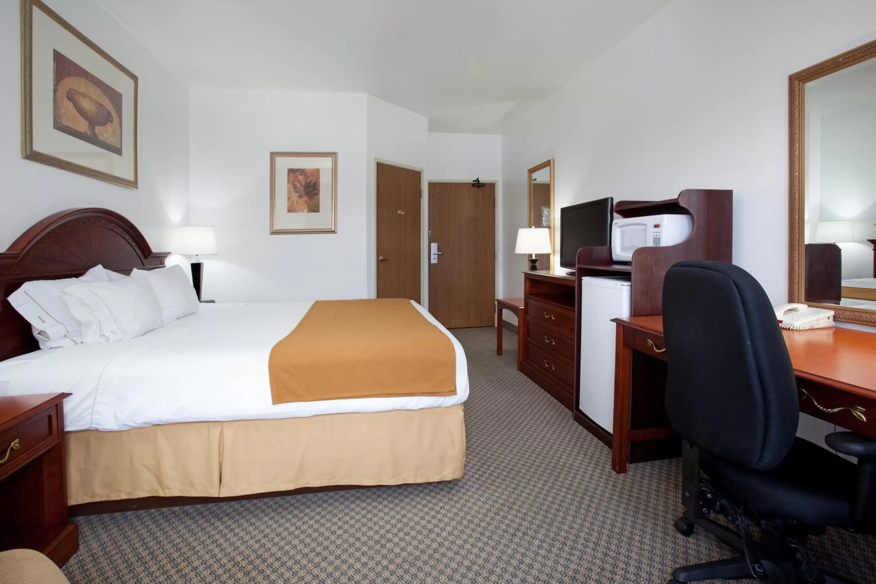 Photo of the whole room, Bed in Wingate by Wyndham Eagle Vail Valley