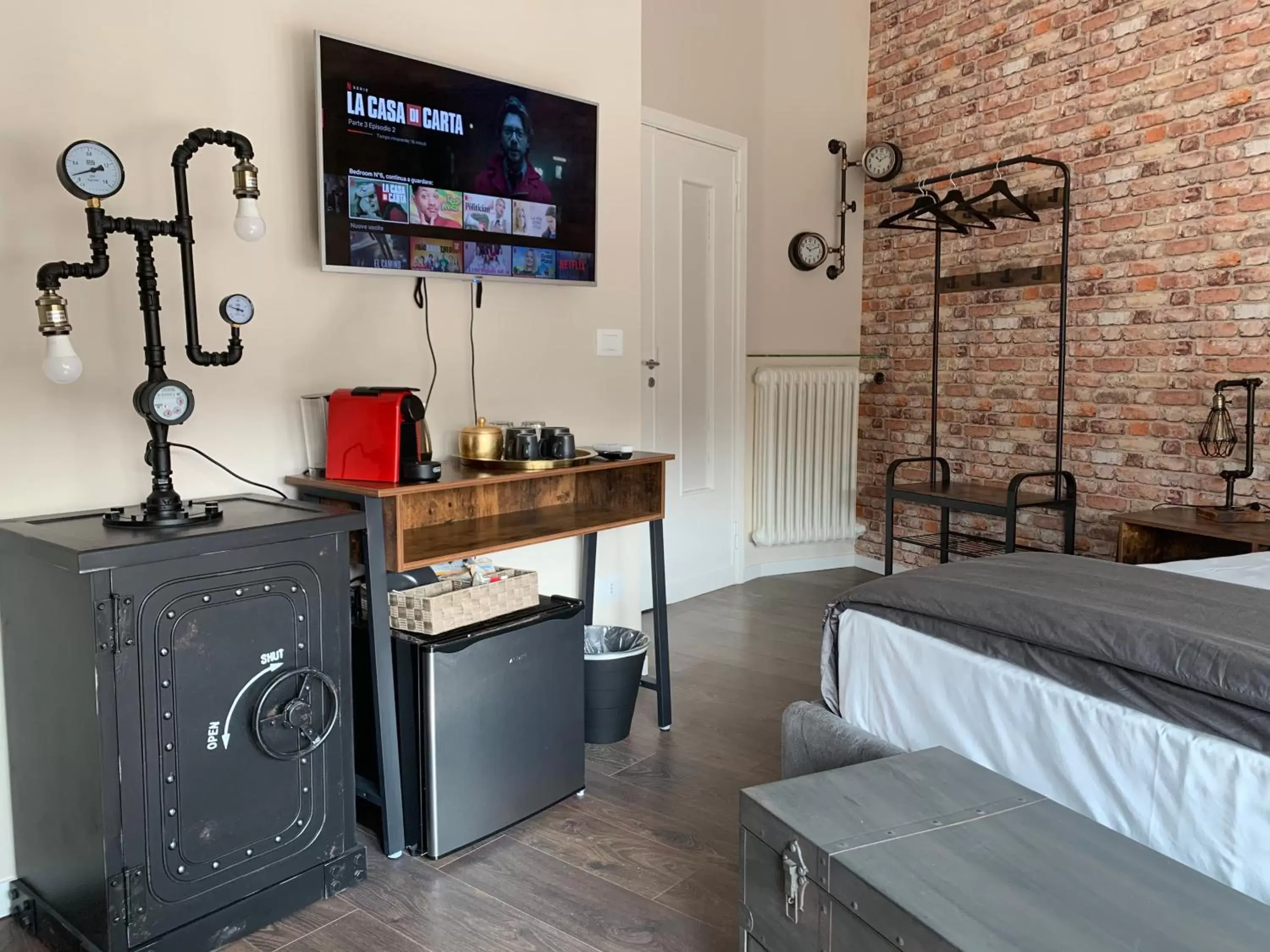 Photo of the whole room, TV/Entertainment Center in SUITE LAME 37 Rental Rooms