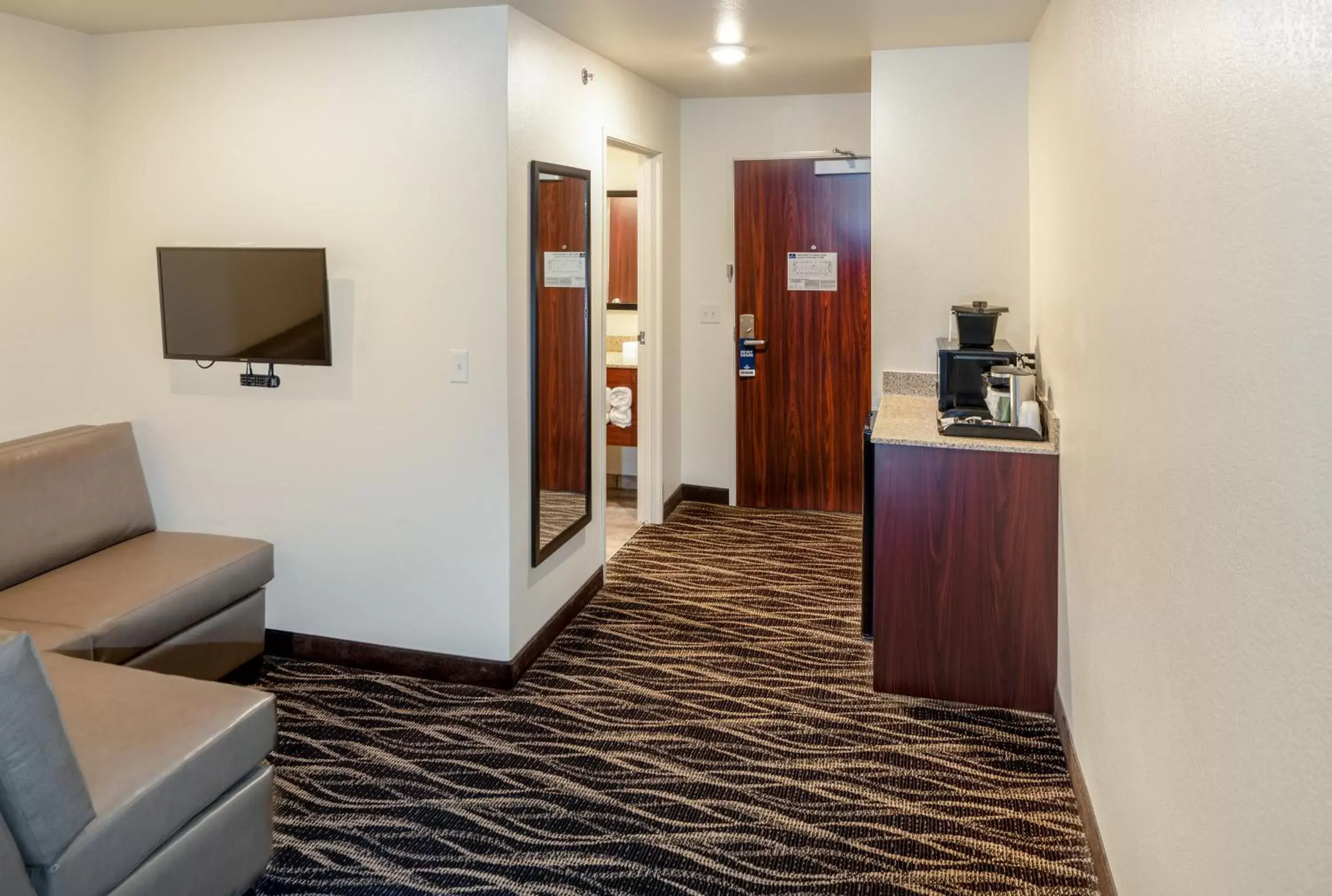 Coffee/tea facilities, TV/Entertainment Center in Cobblestone Inn & Suites Fairfield Bay