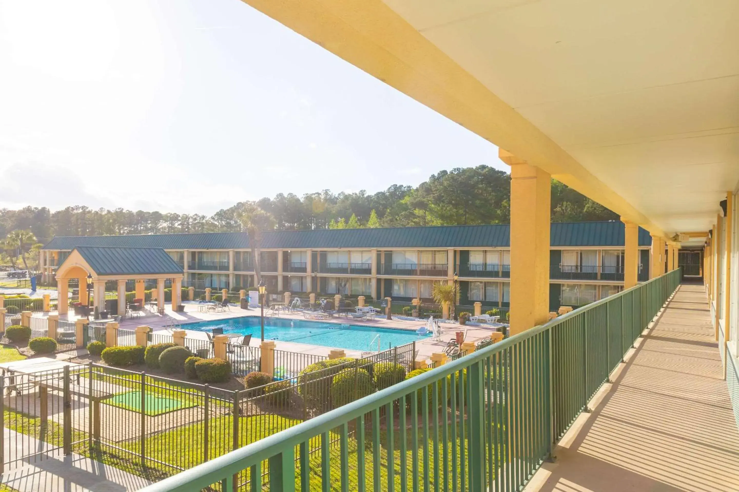 Property building, Pool View in Quality Inn Richmond Hill - Savannah I-95