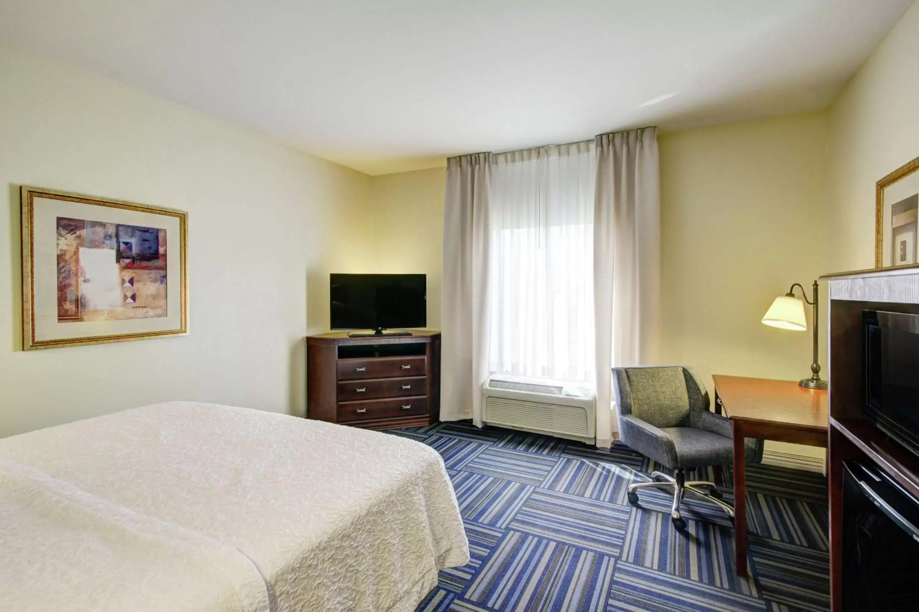 Bedroom, TV/Entertainment Center in Hampton Inn and Suites Alexandria