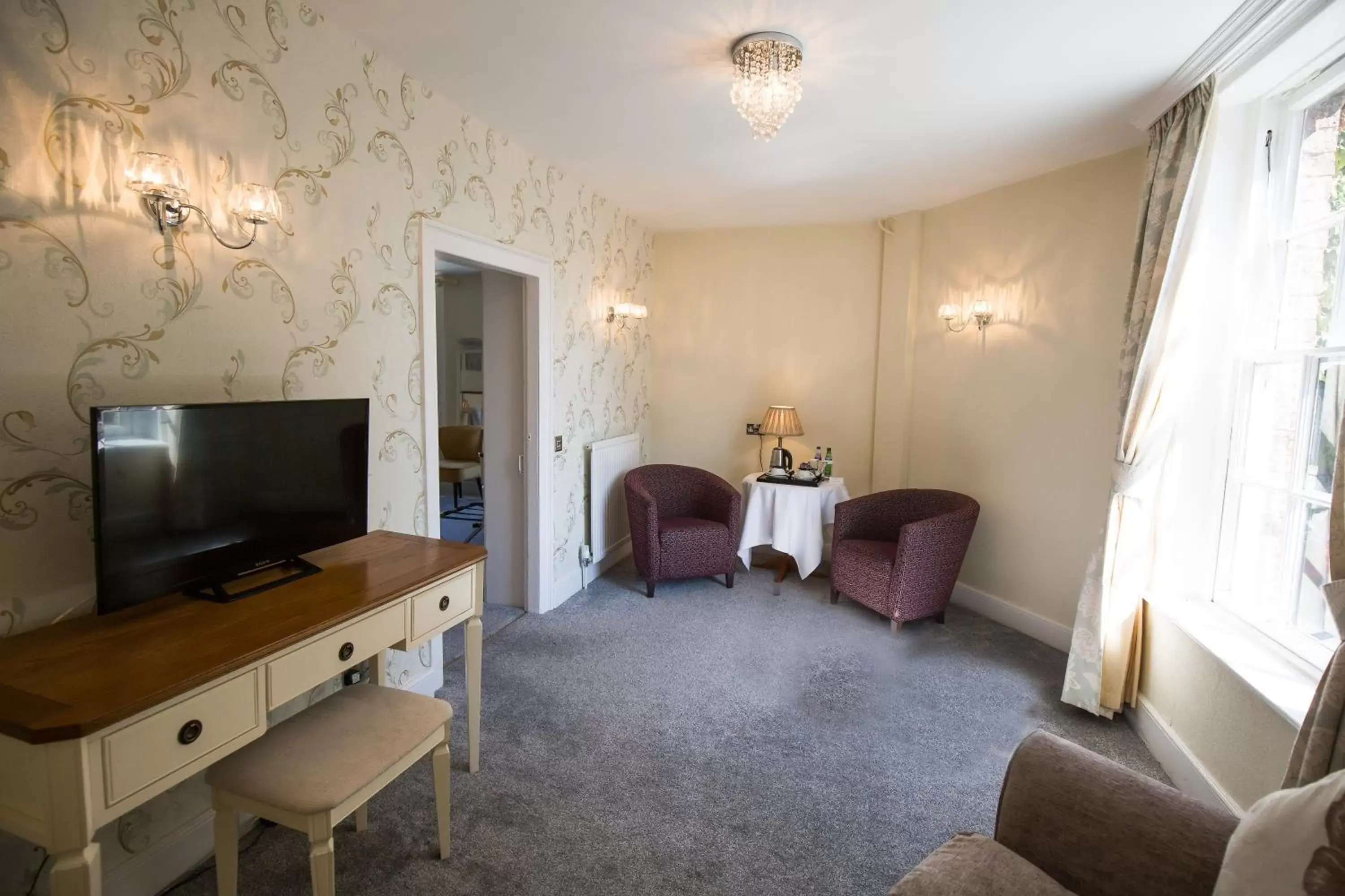 Living room, TV/Entertainment Center in Rossett Hall Hotel