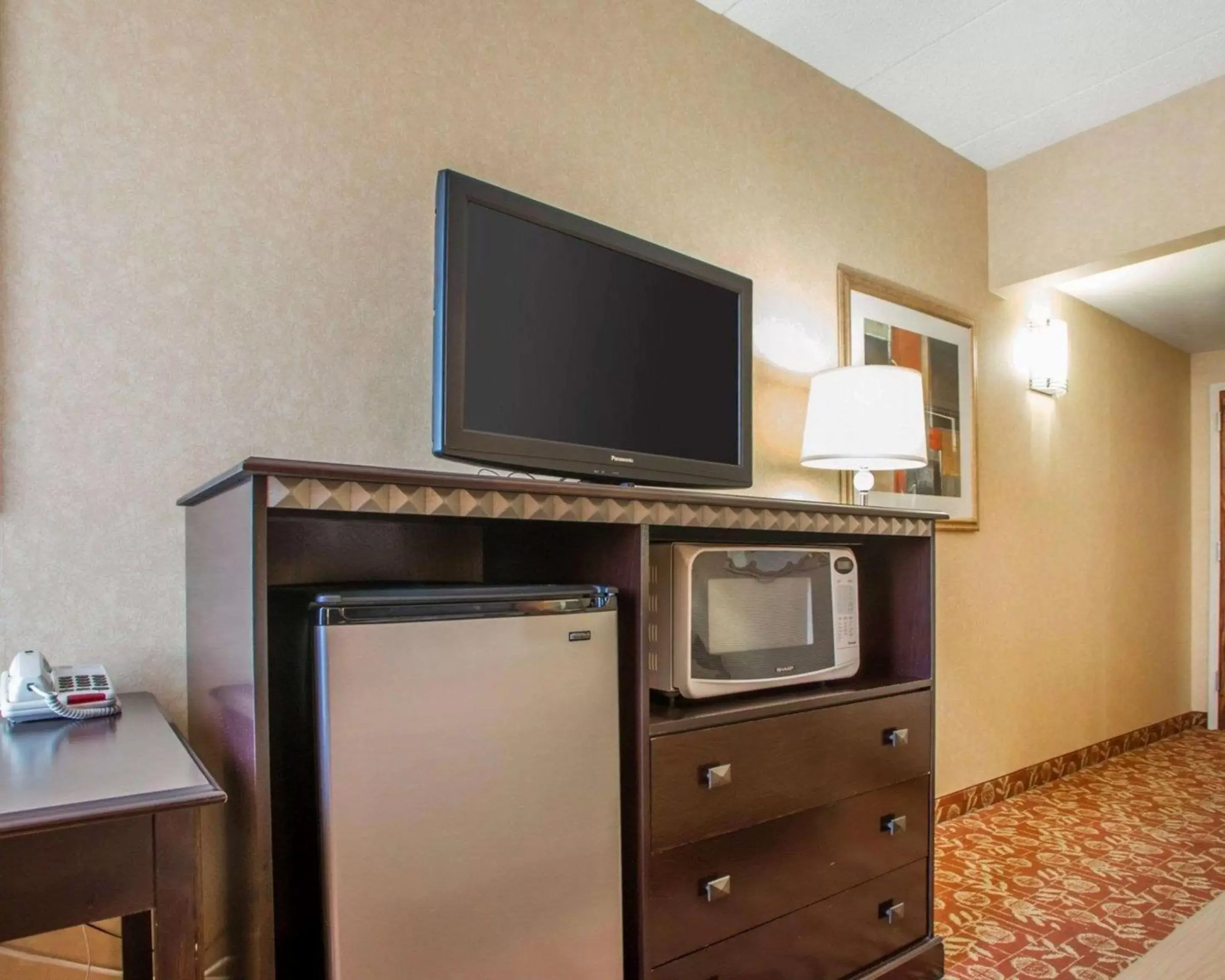 Photo of the whole room, TV/Entertainment Center in Quality Inn Vineland – Millville