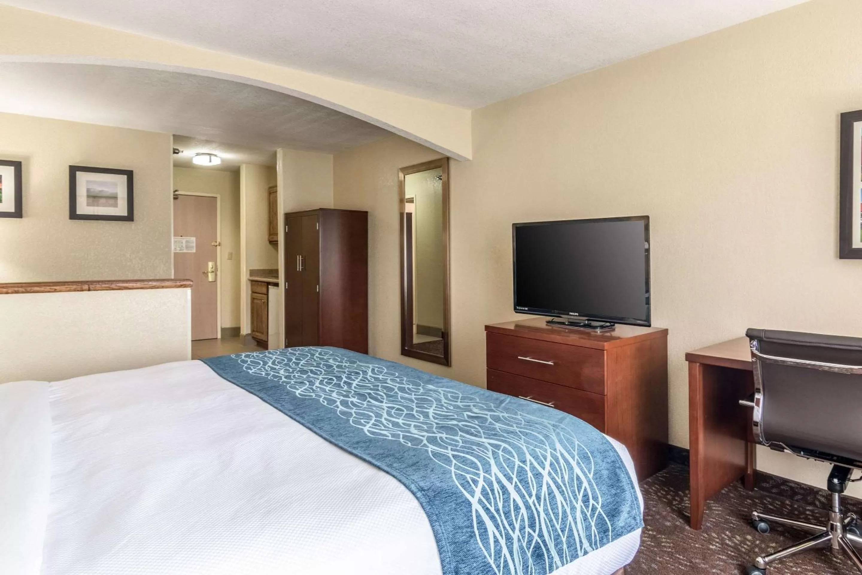 Photo of the whole room, Bed in Comfort Inn & Suites - Hannibal