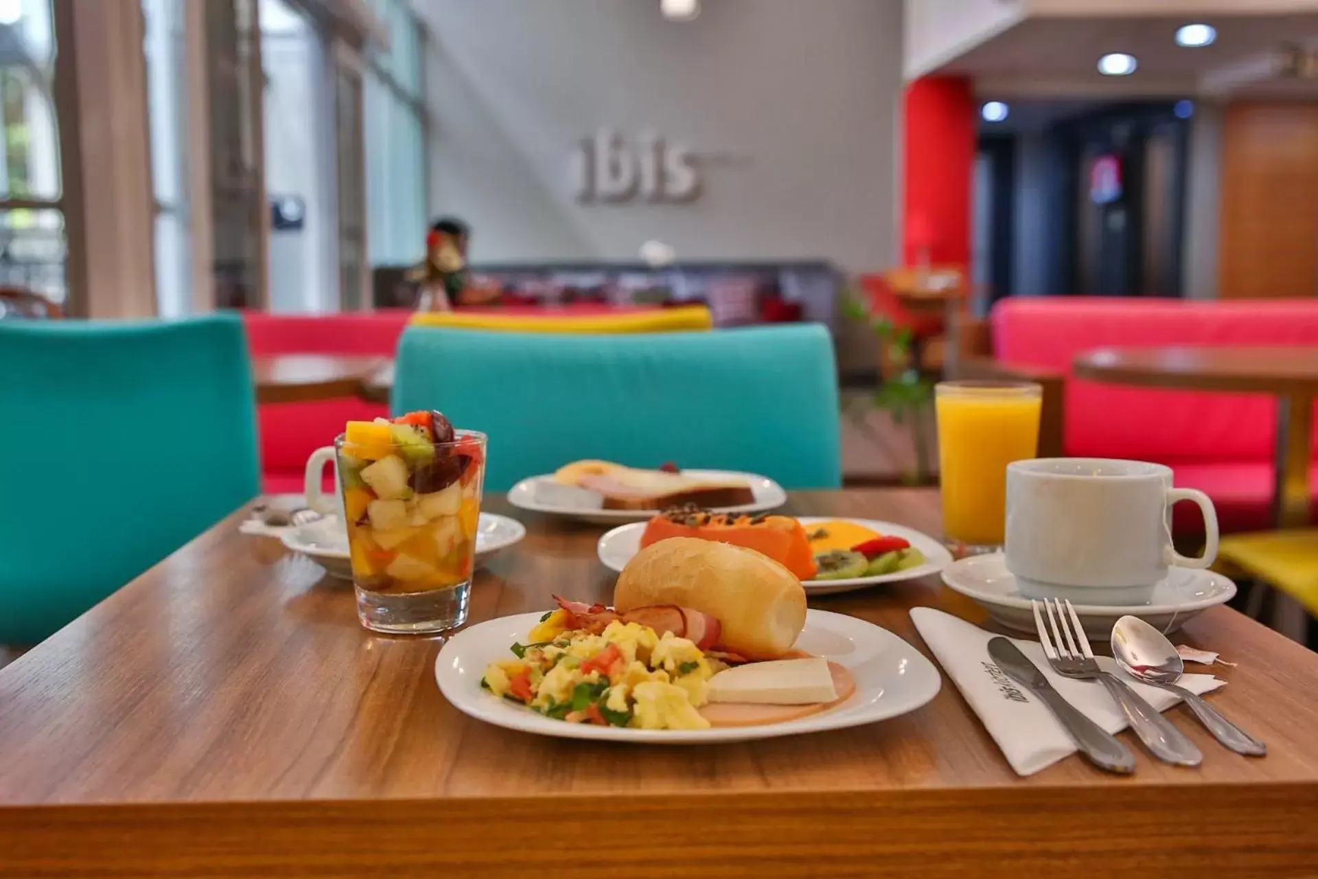 Dining area in Ibis Maringa