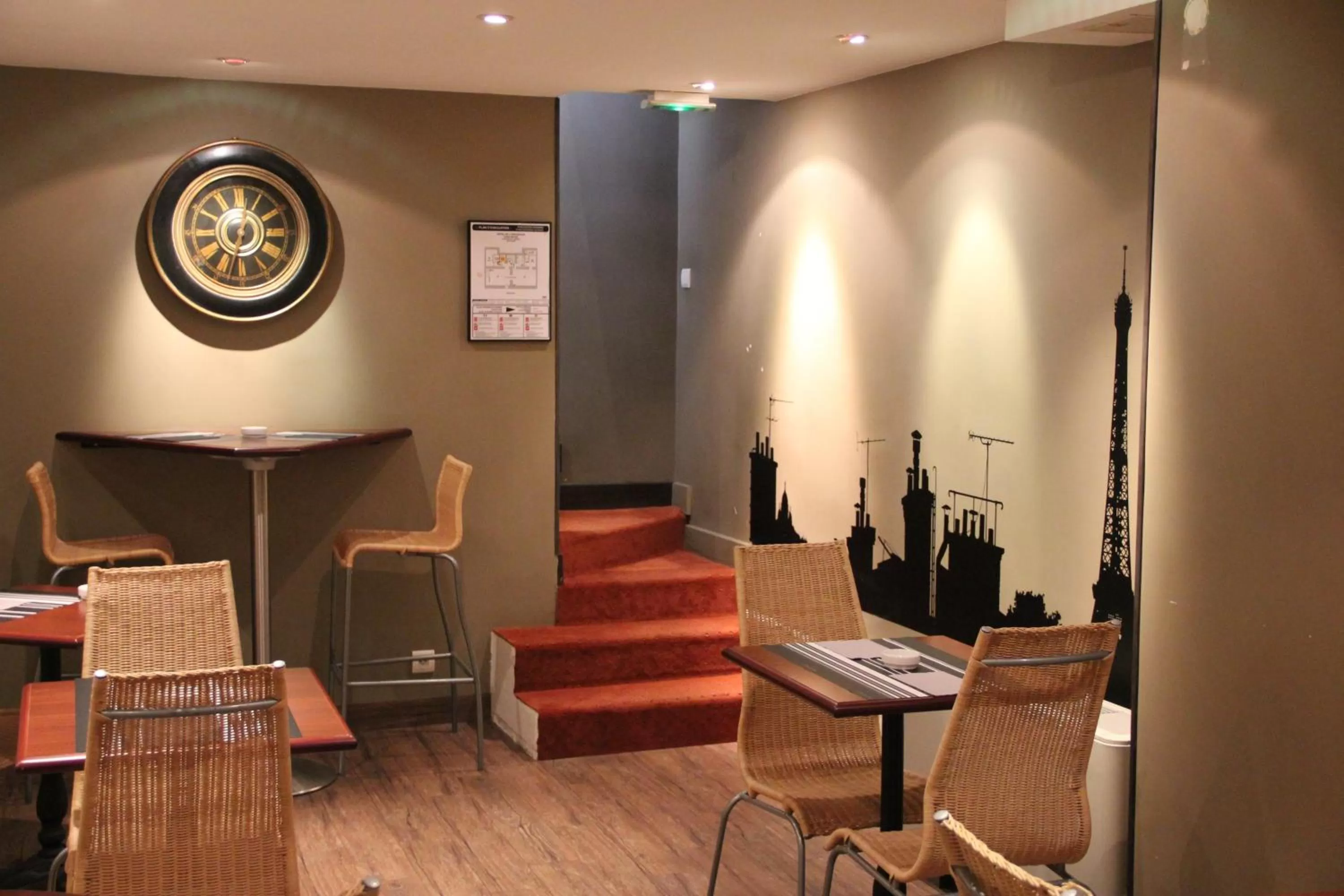 Restaurant/places to eat in Hôtel de l'Exposition - Tour Eiffel