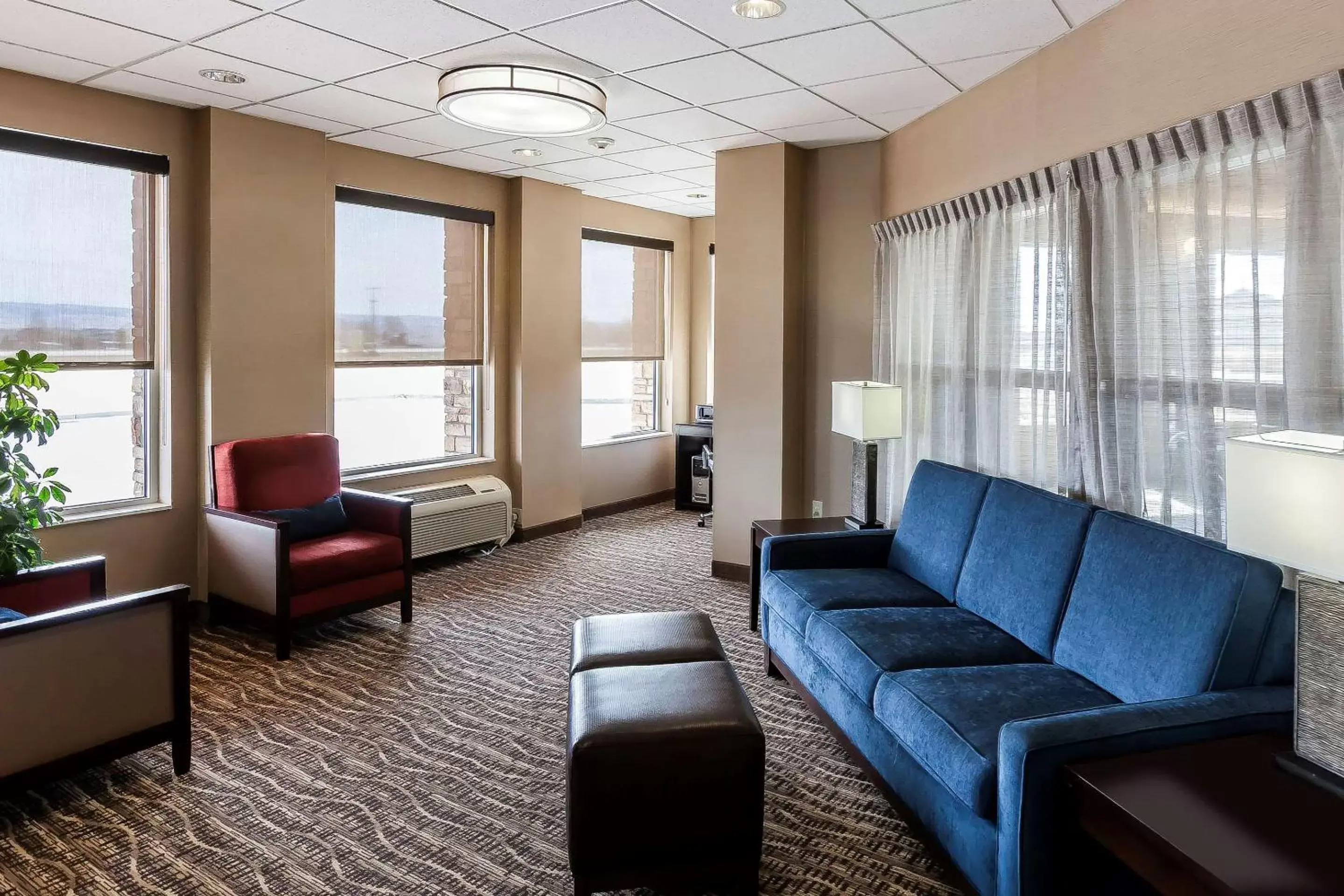 Lobby or reception, Seating Area in Comfort Inn Near University of Wyoming