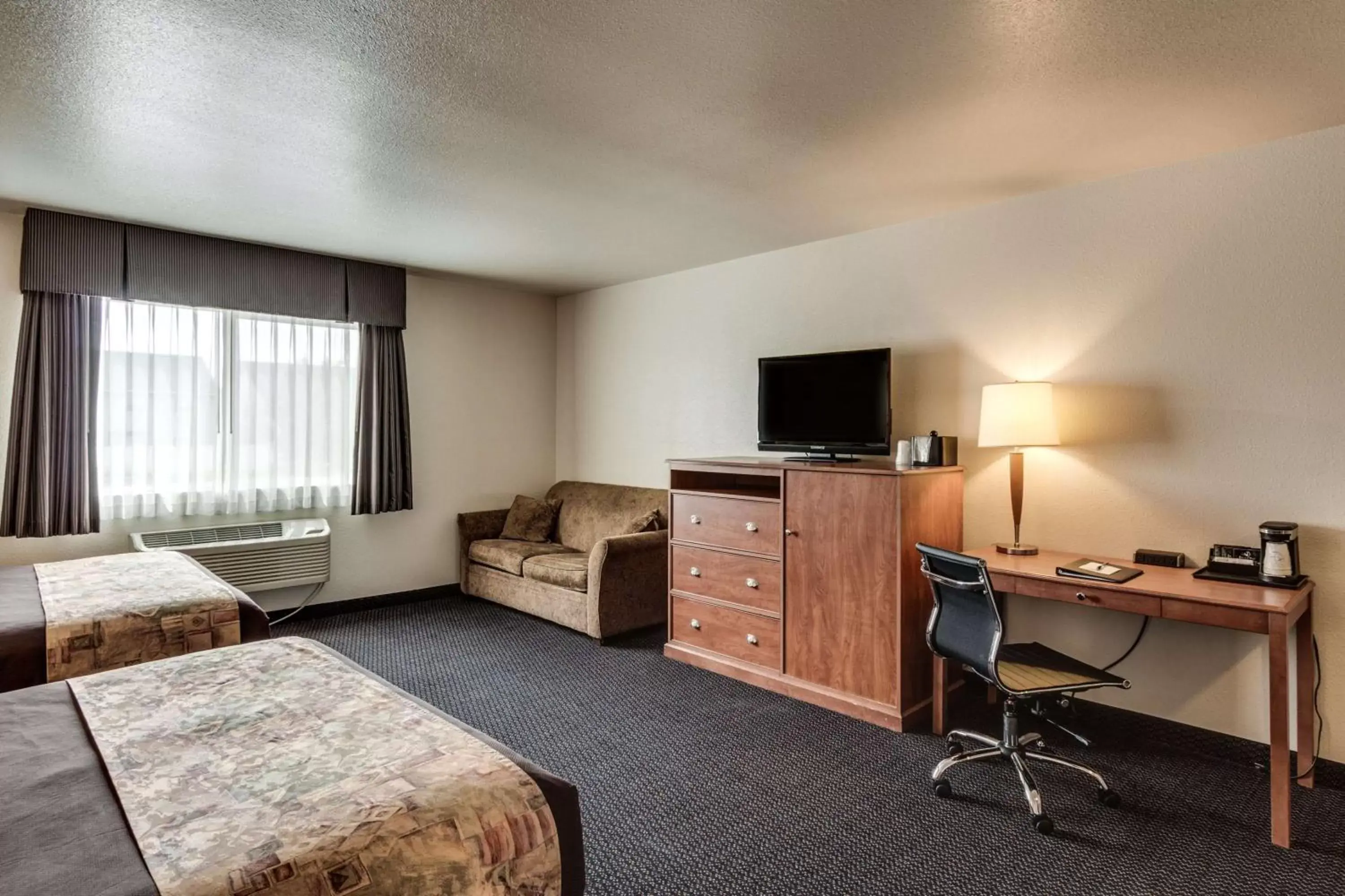 Photo of the whole room, TV/Entertainment Center in SureStay Plus Hotel by Best Western Post Falls