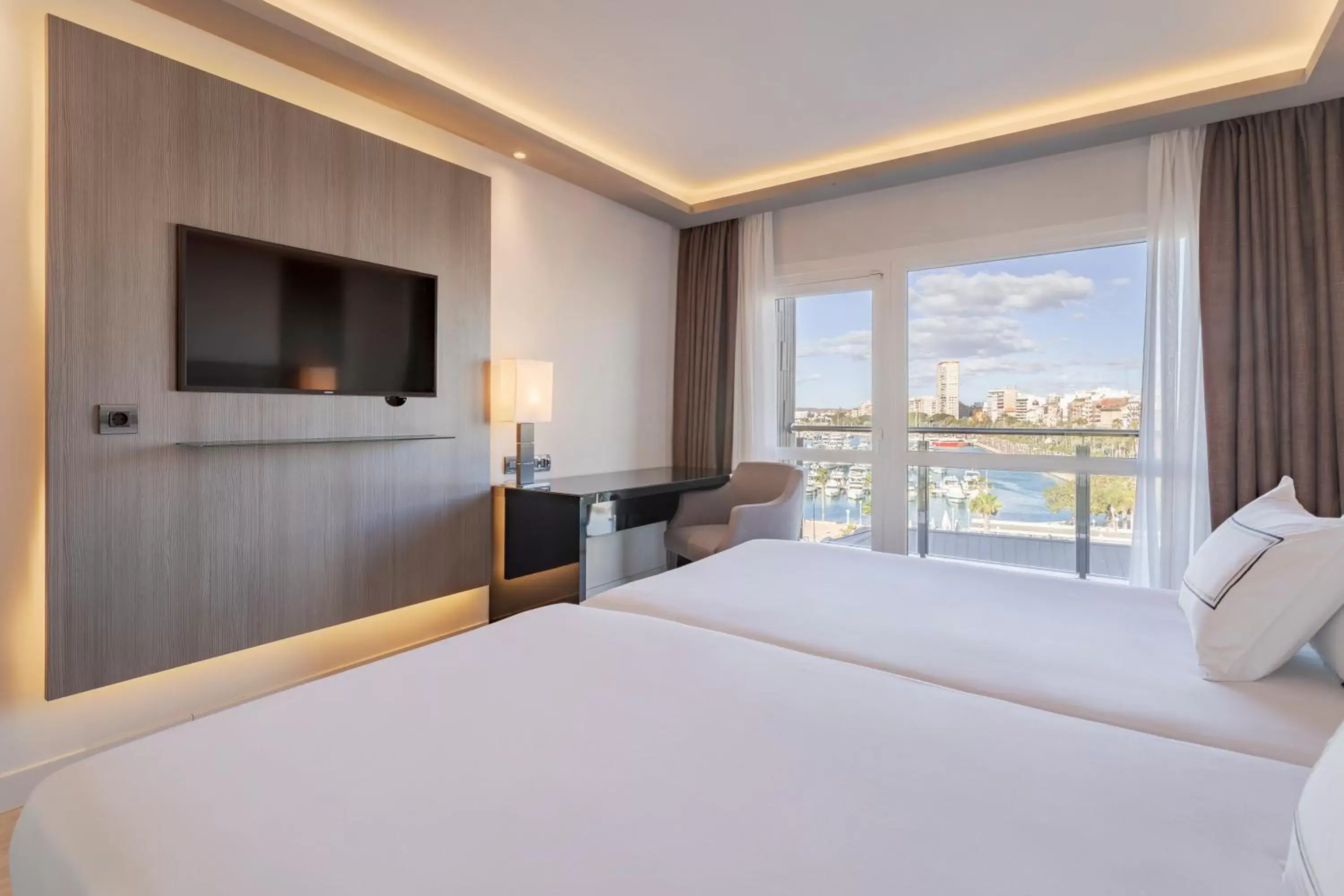 Bedroom, Bed in Melia Alicante