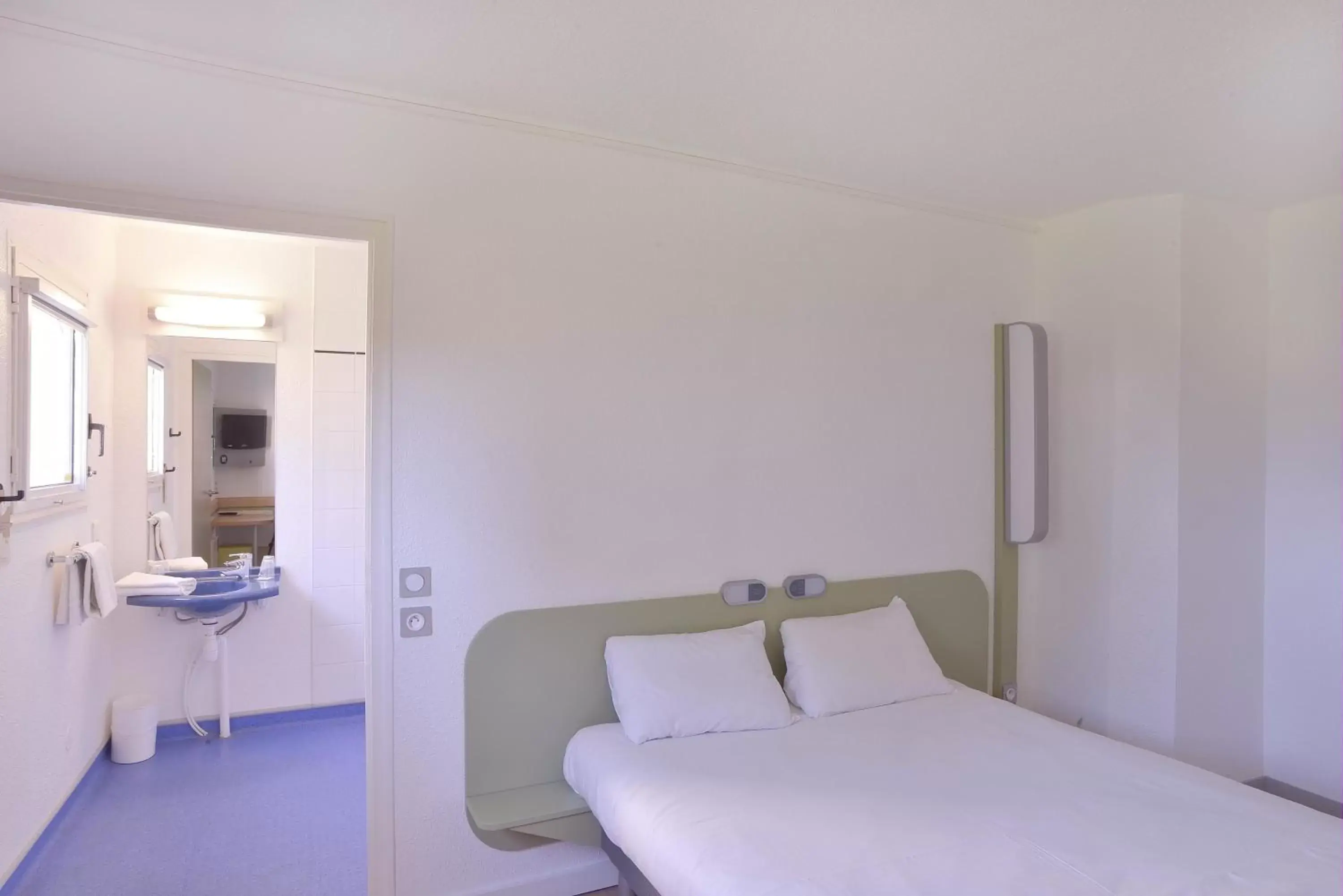 Bed in Ibis Budget Villefranche