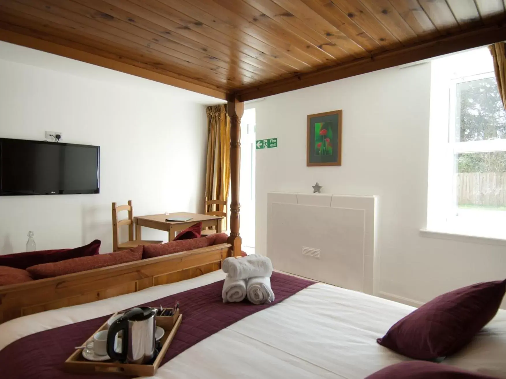 Bedroom, TV/Entertainment Center in Drumdevan Country House, Inverness