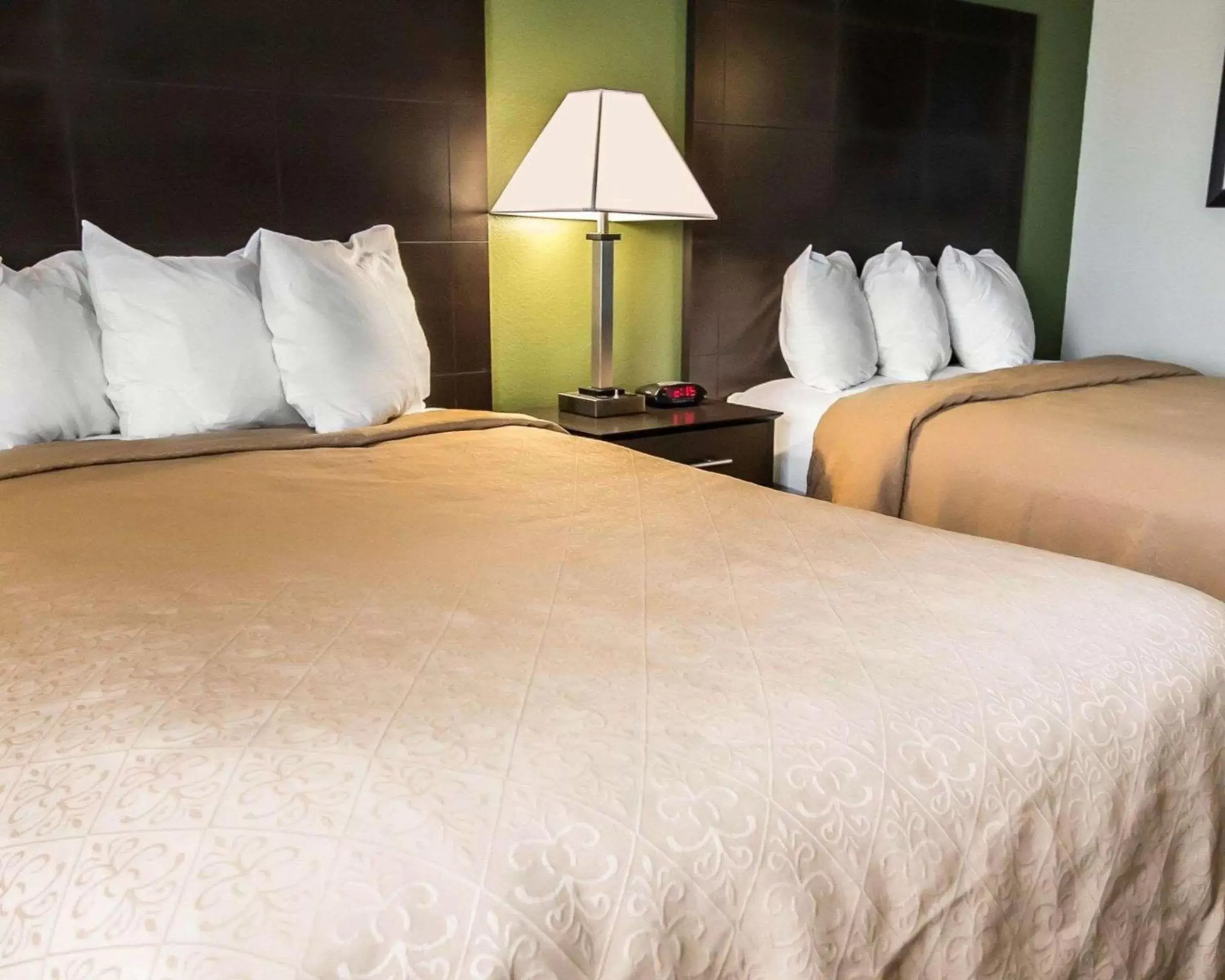 Photo of the whole room, Bed in Quality Inn Chesterton near Indiana Dunes National Park I-94