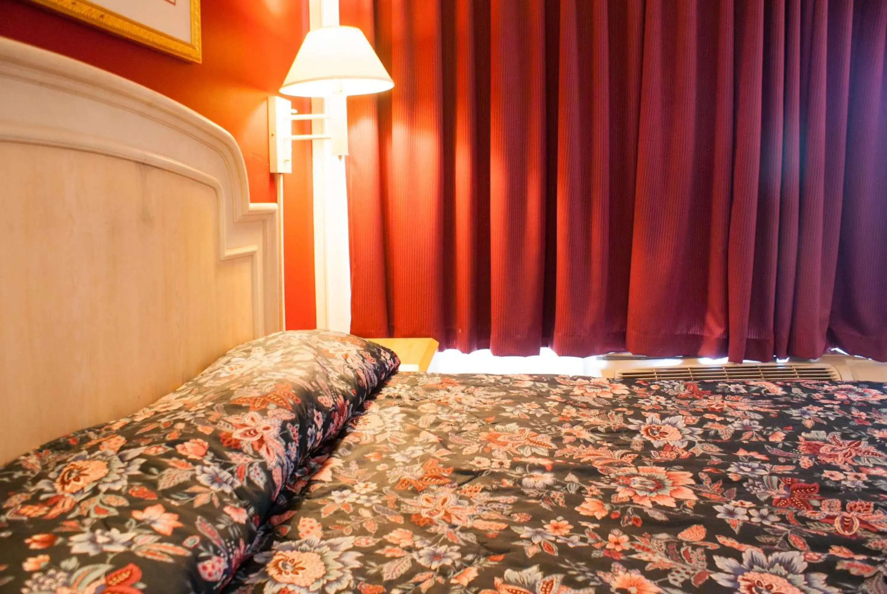 Bed in Scottish Inn Downtown Jacksonville Bed in Scottish Inn Downtown Jacksonville