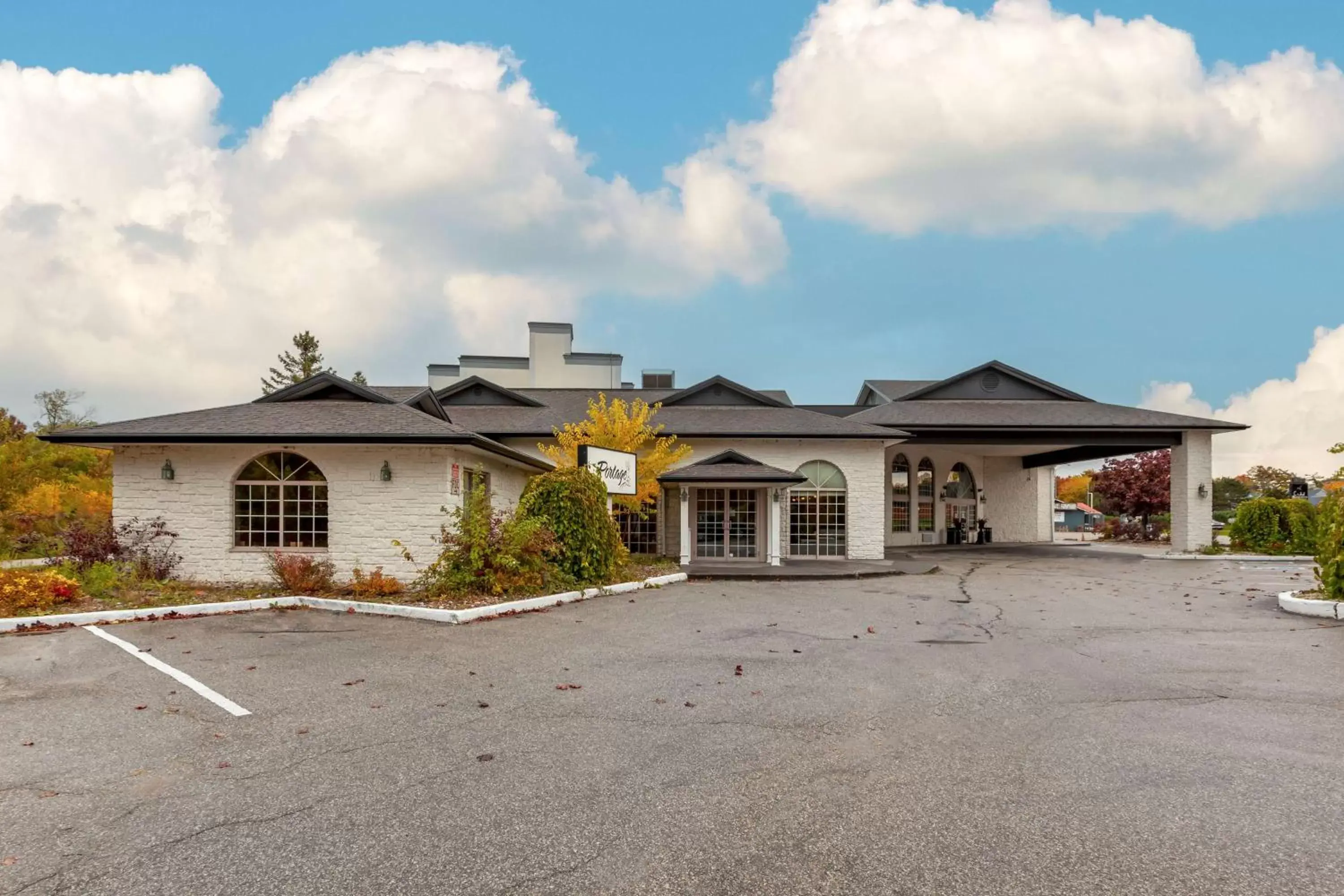 Property Building in Best Western Plus Orillia Hotel