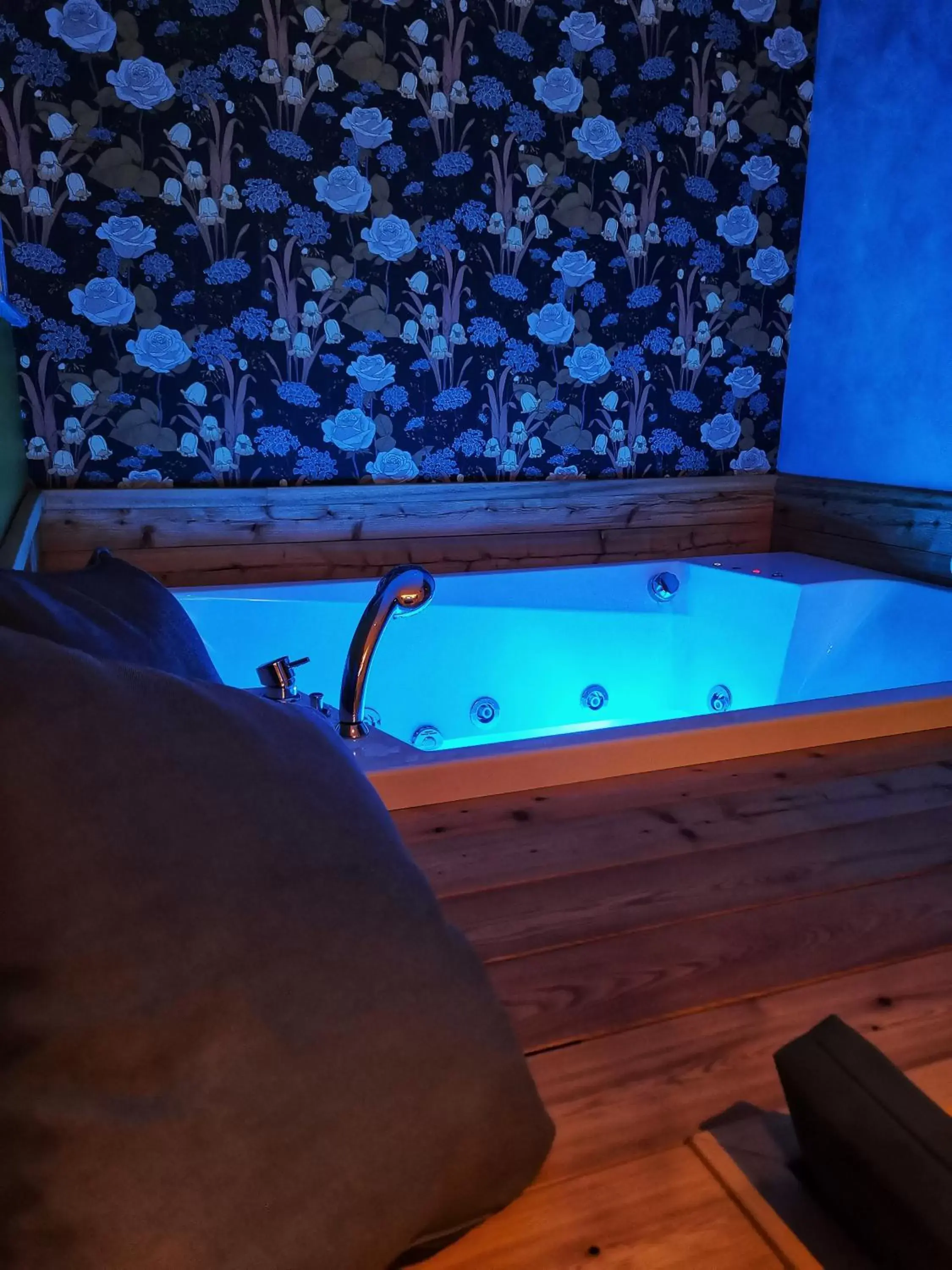 Hot Tub, Swimming Pool in Drì bed & breakfast