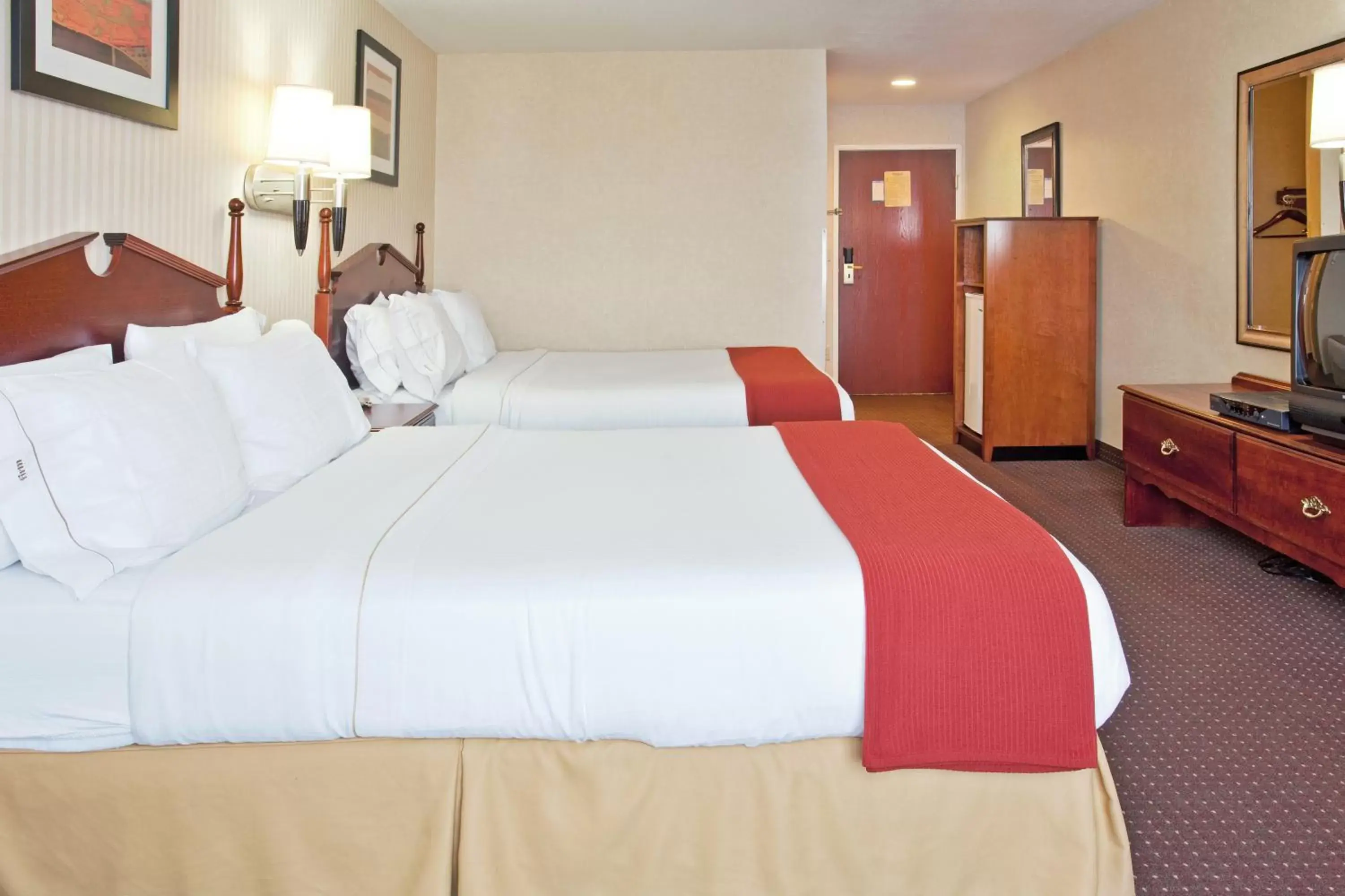 Bedroom, Bed in Holiday Inn Express Hotel & Suites Wabash, an IHG Hotel