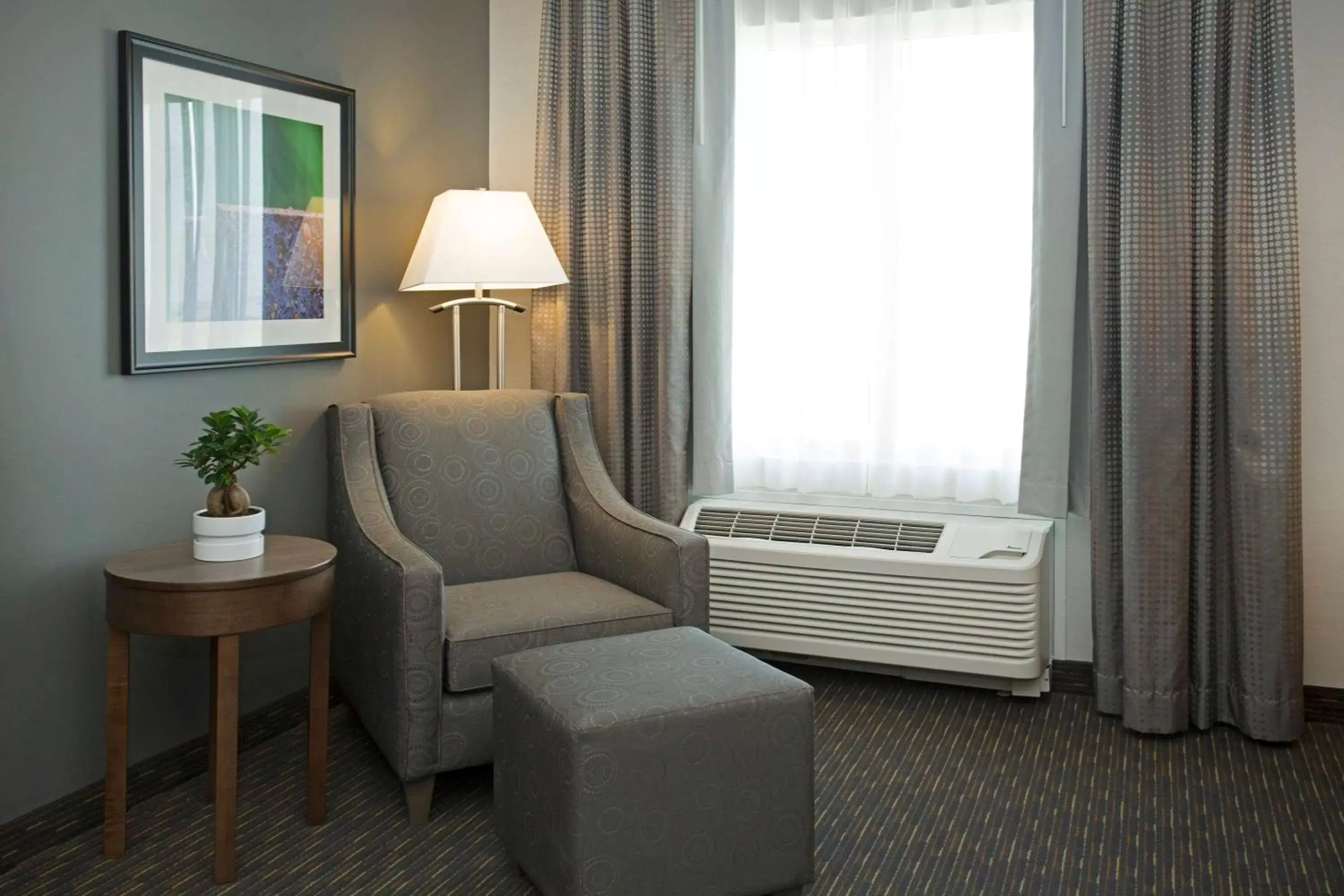 Photo of the whole room, Seating Area in Wingate by Wyndham Calgary Airport