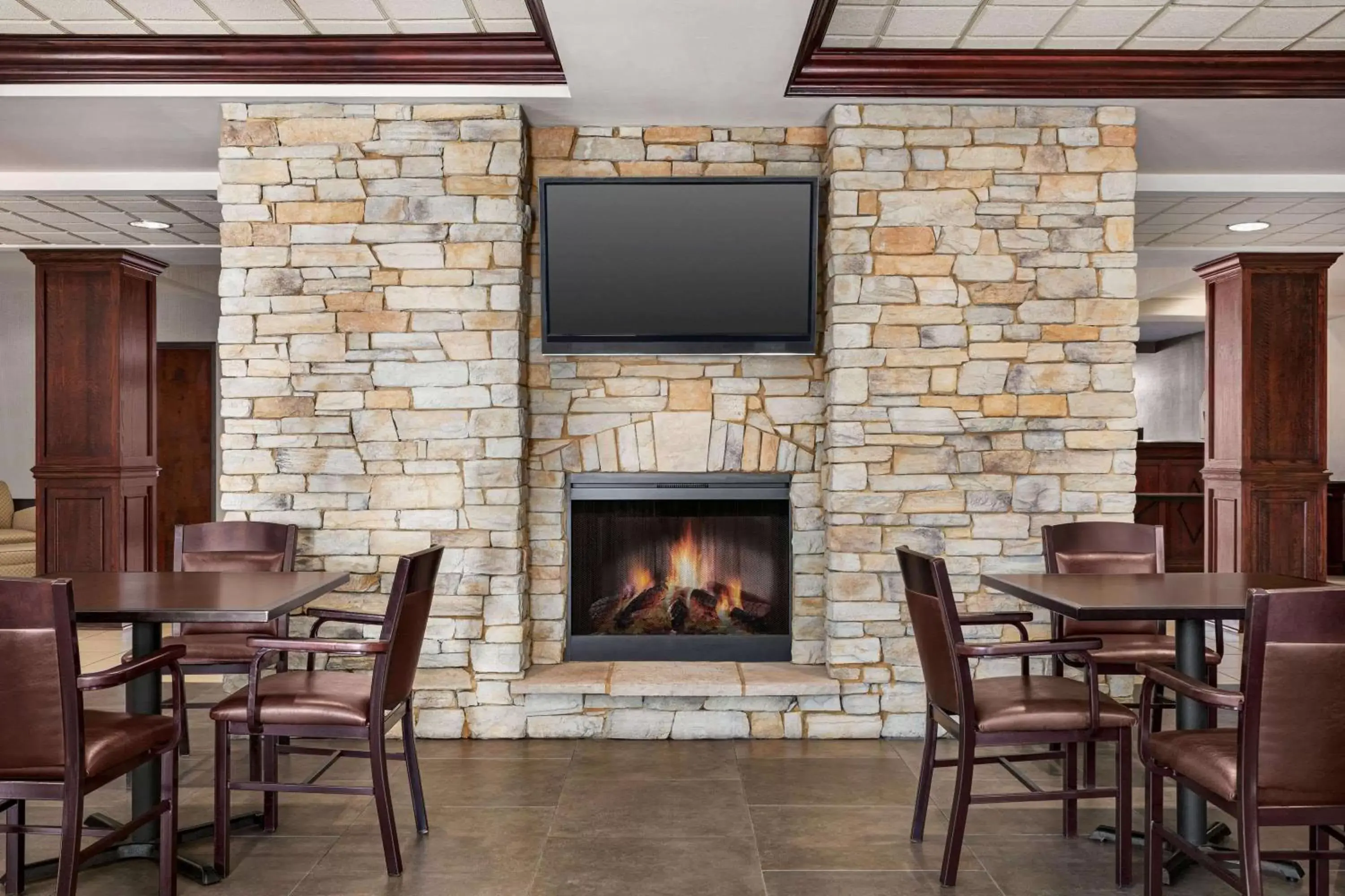 Restaurant/places to eat, TV/Entertainment Center in Wingate By Wyndham Southport