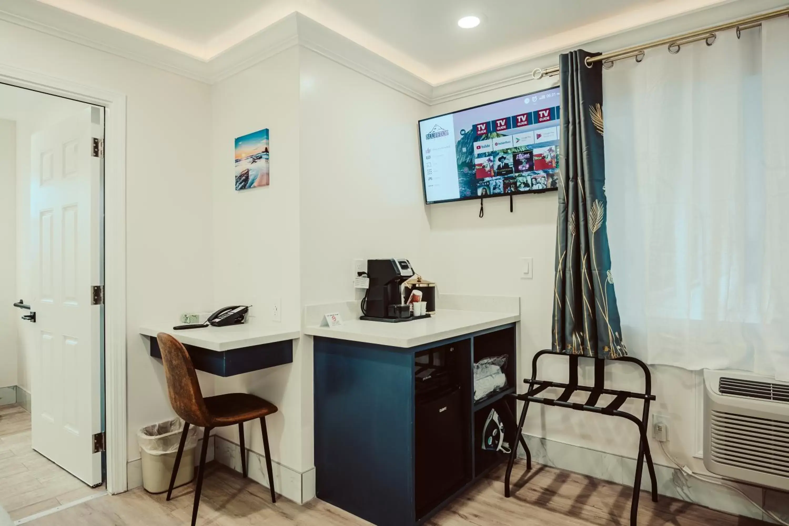 TV and multimedia in Blufftop Inn & Suites - Wharf/Restaurant District TV and multimedia in Blufftop Inn & Suites - Wharf/Restaurant District