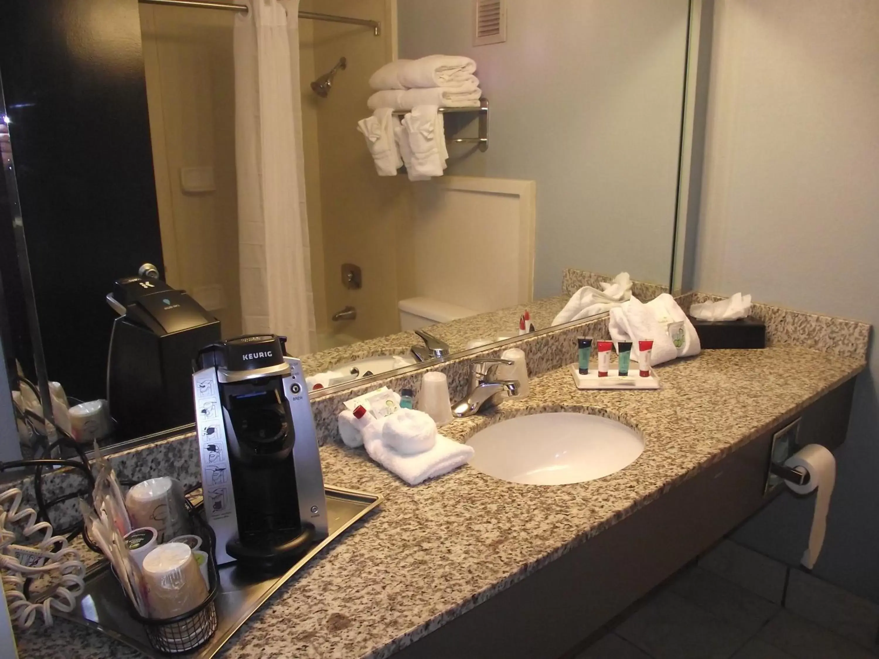 Bathroom in Travelodge by Wyndham Memphis Airport/Graceland
