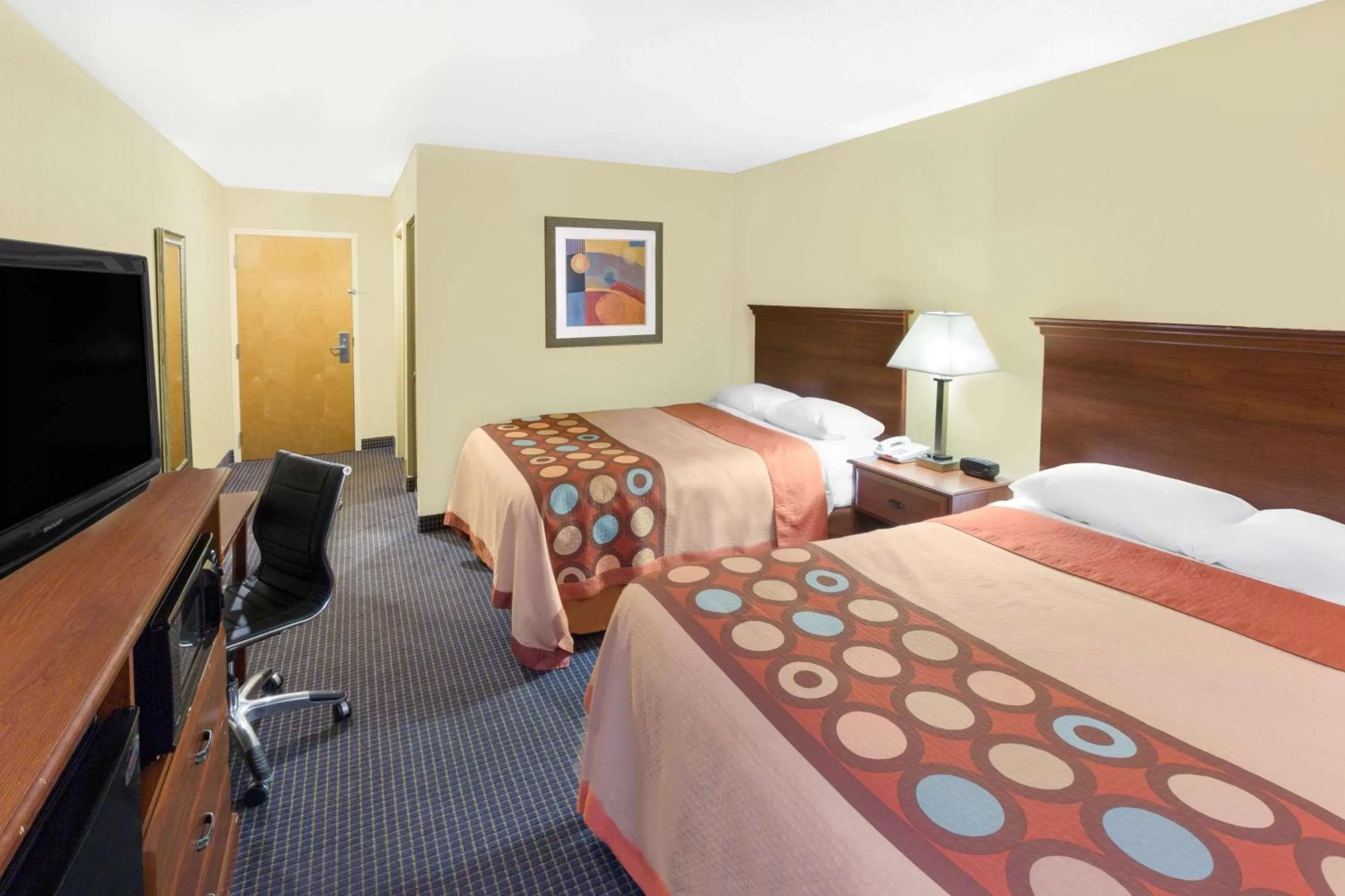 Photo of the whole room, Bed in Super 8 by Wyndham Hattiesburg South