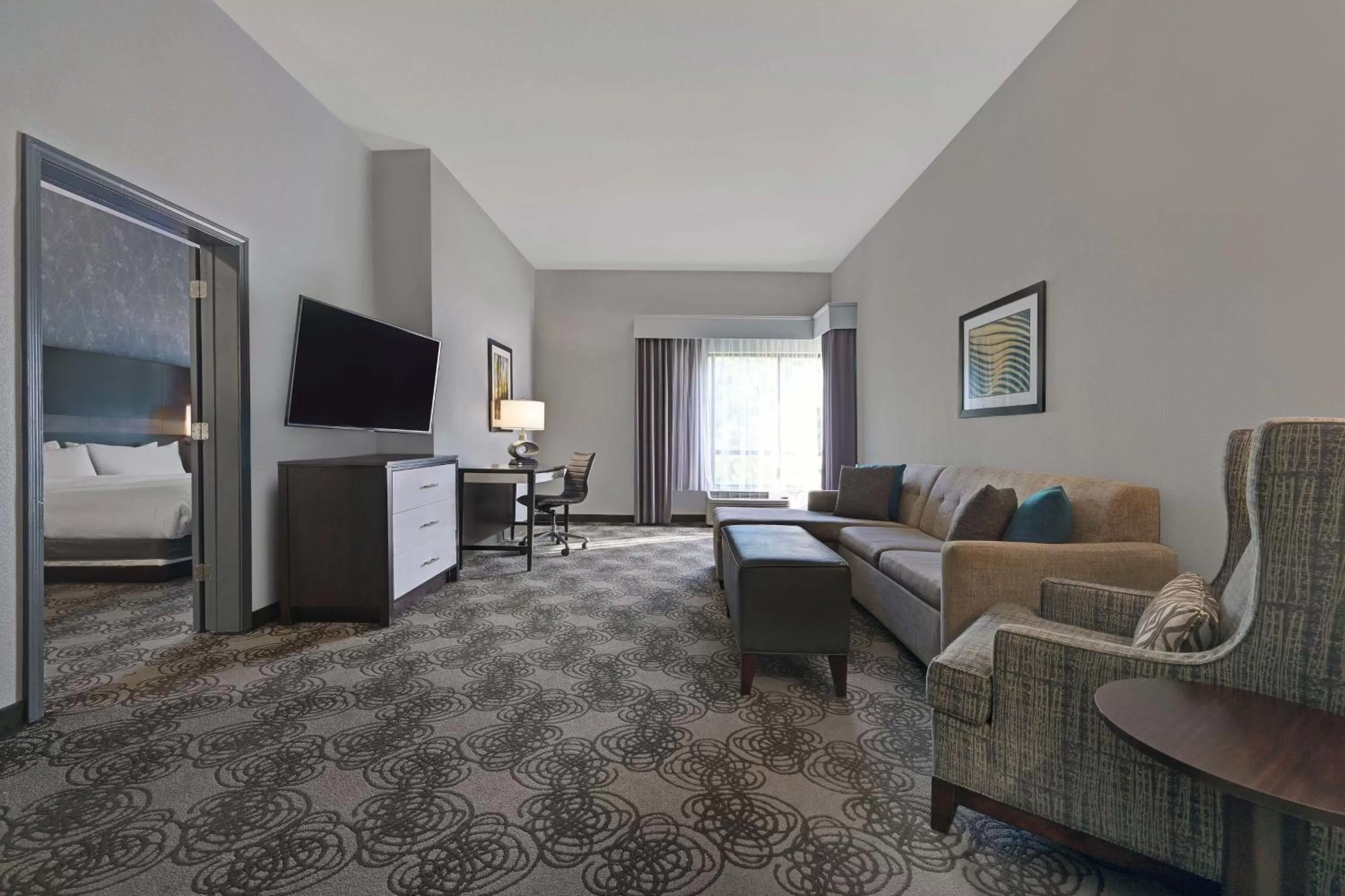 Living room, Bed in Four Points by Sheraton Birmingham Homewood