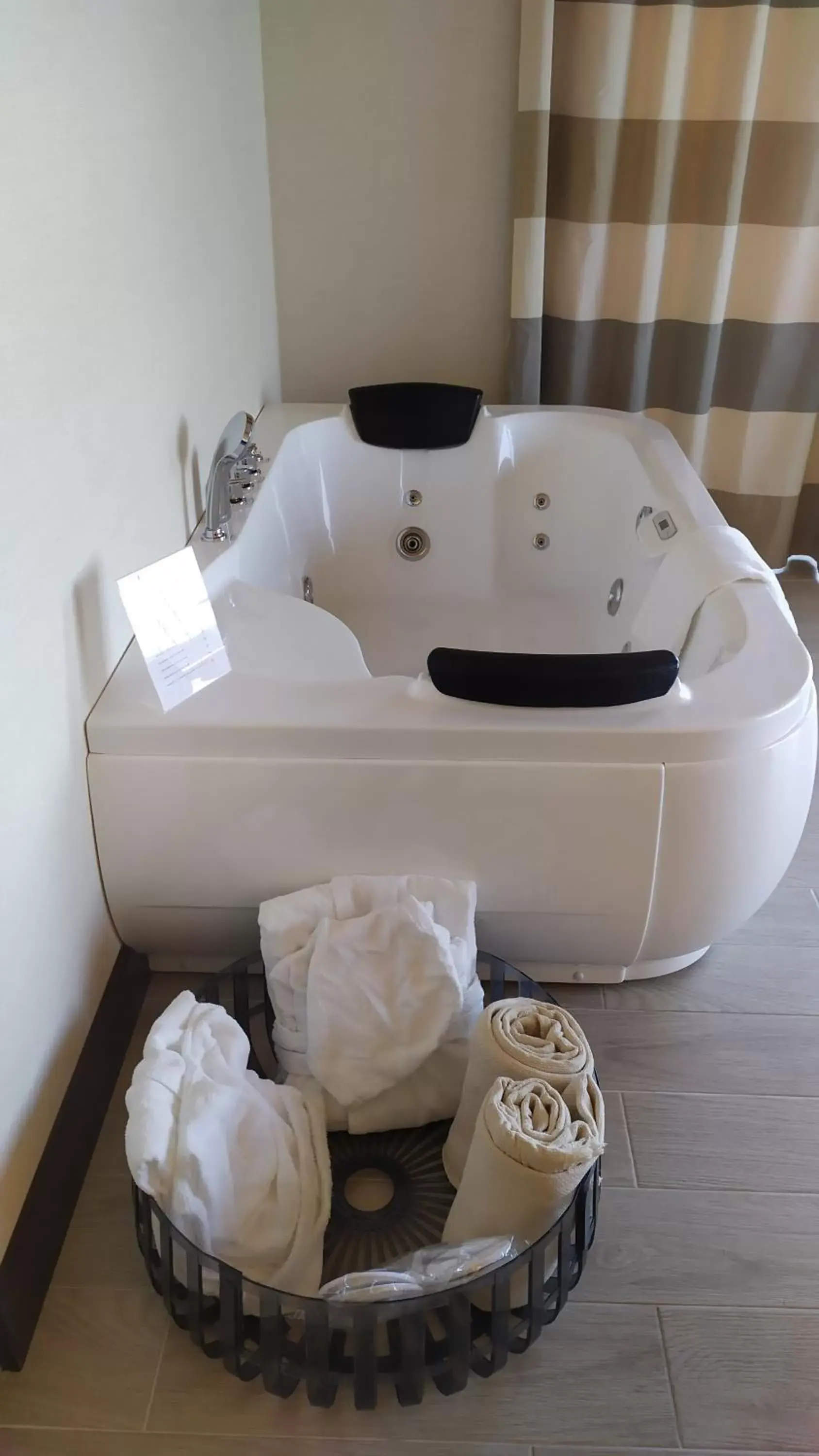 Hot Tub, Bathroom in Villa Maria Hotel & SPA