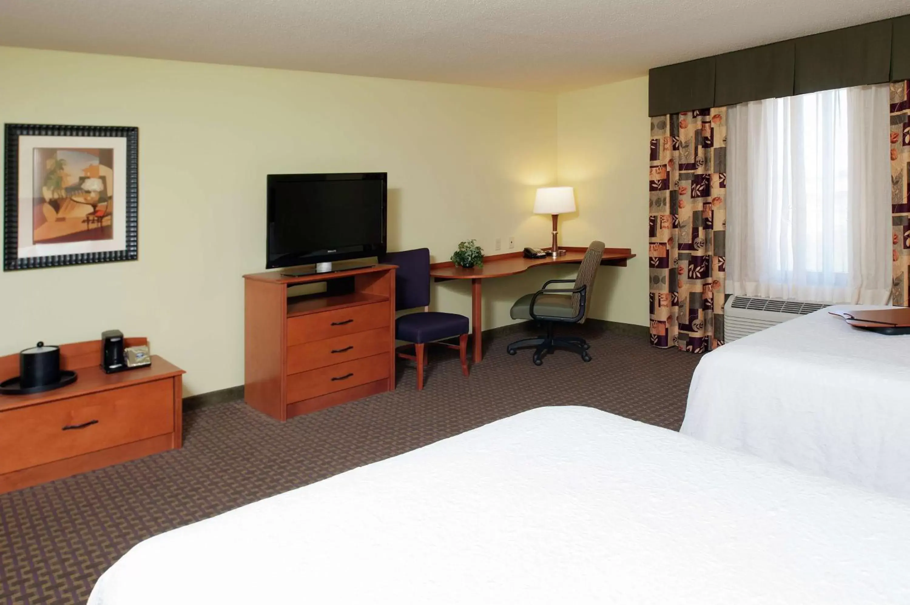 Bedroom, Bed in Hampton Inn Macomb