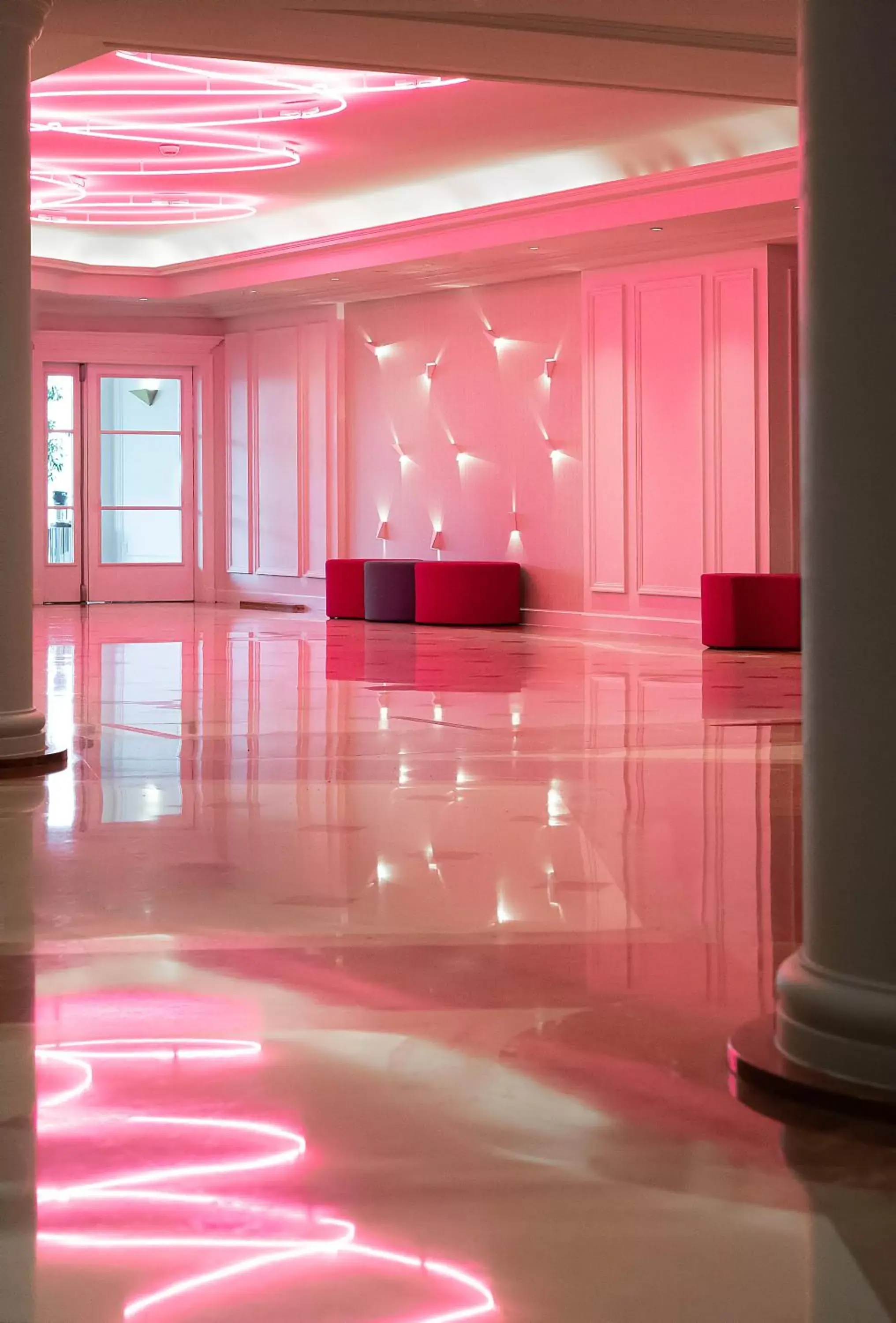 Lobby or reception in Renaissance Paris La Defense Hotel