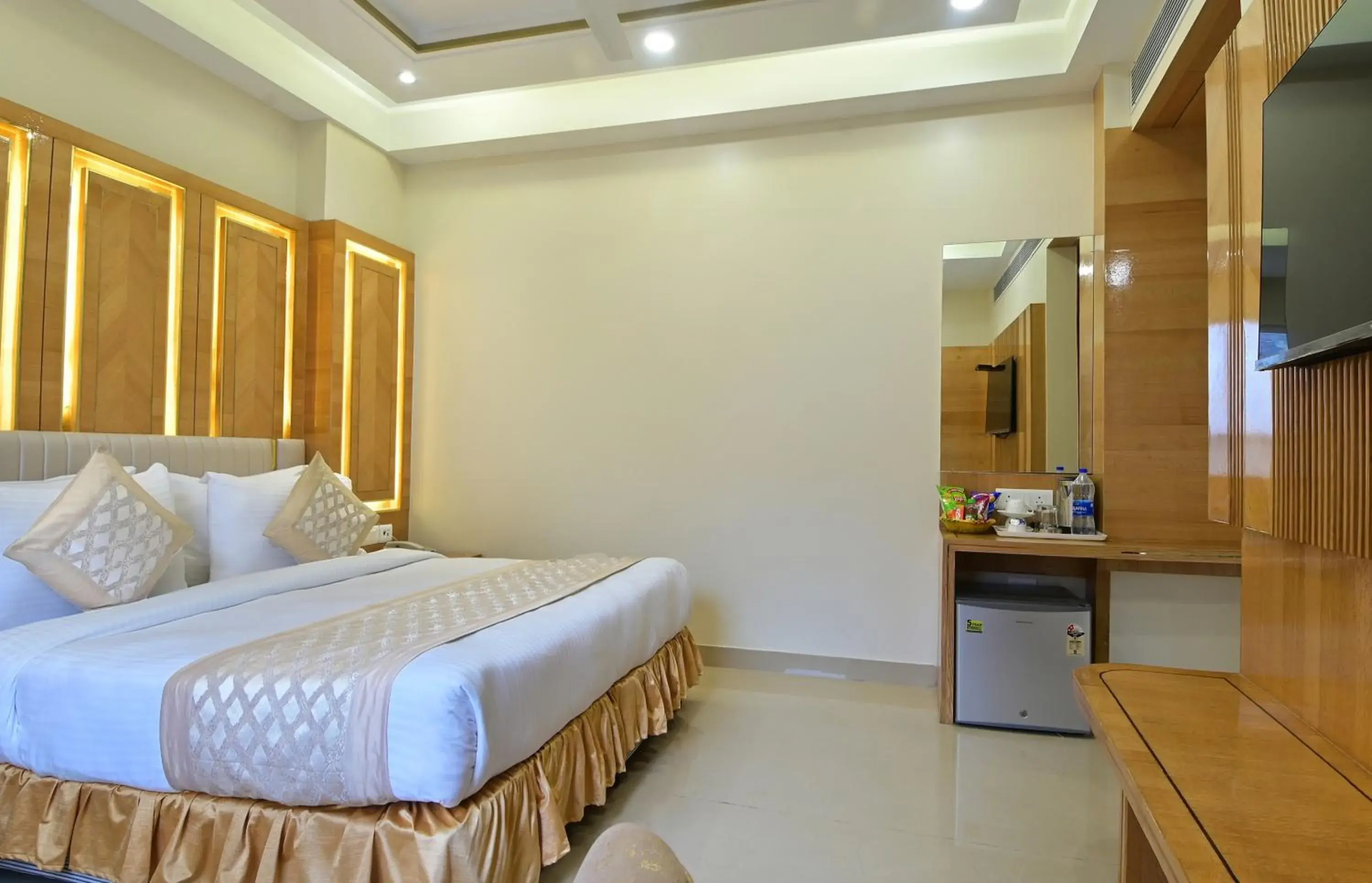 Bed in Hotel Gold Palace - 03 Mins Walk From New Delhi Railway Station