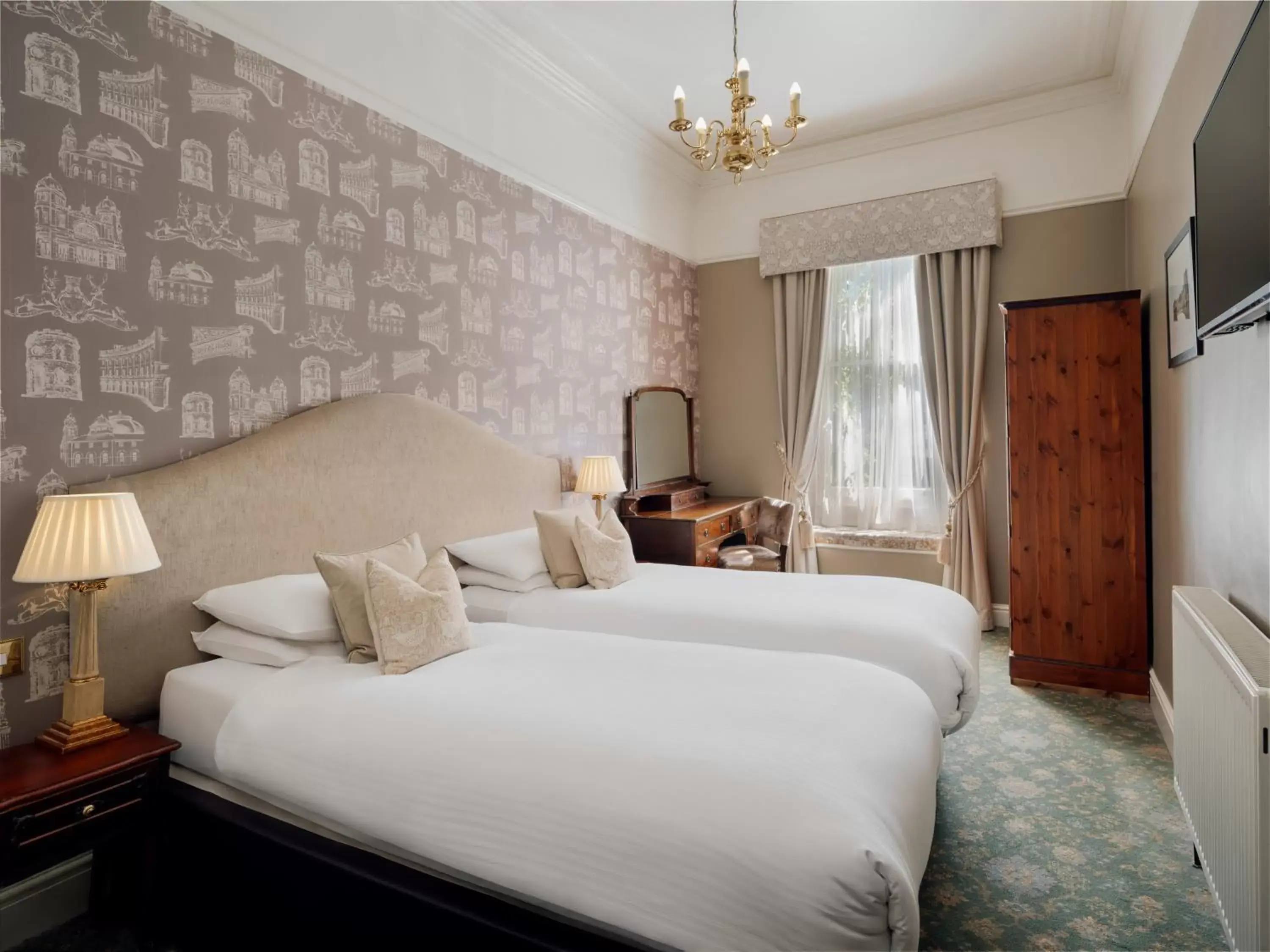 Bedroom, Bed in Old Hall Hotel