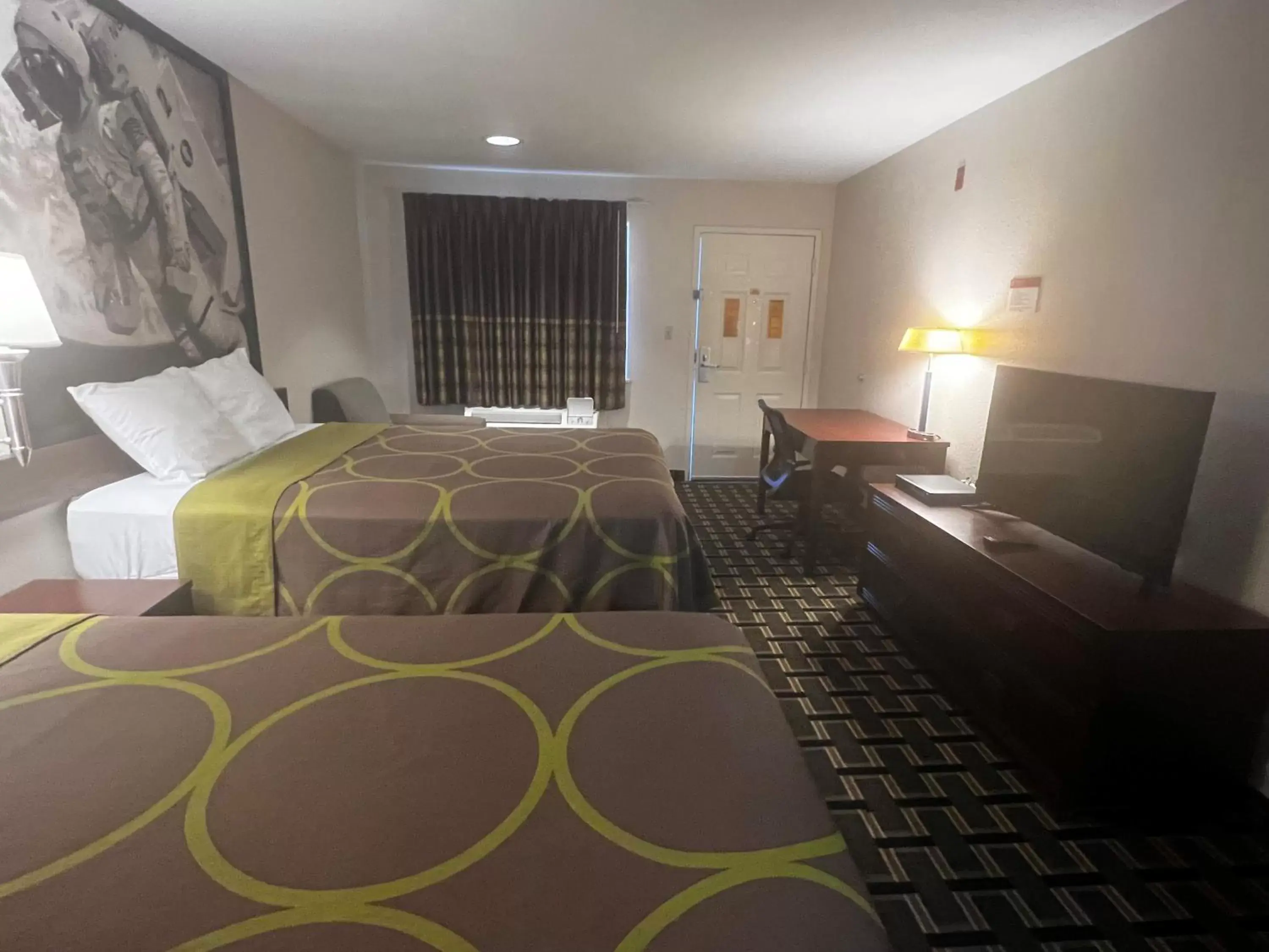 Photo of the whole room, Bed in Super 8 by Wyndham Baytown I-10