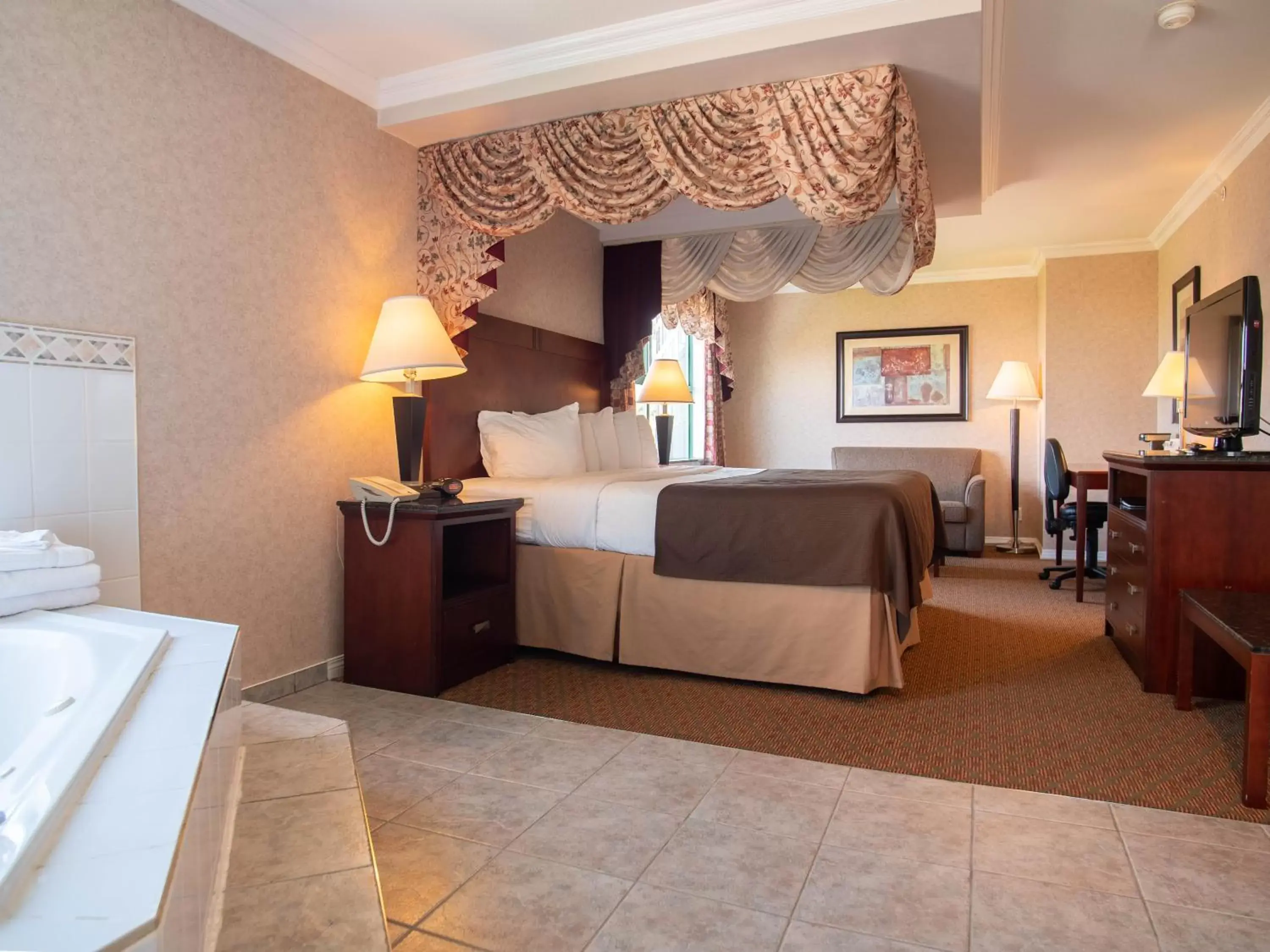 Bed in Pacific Inn & Suites Kamloops
