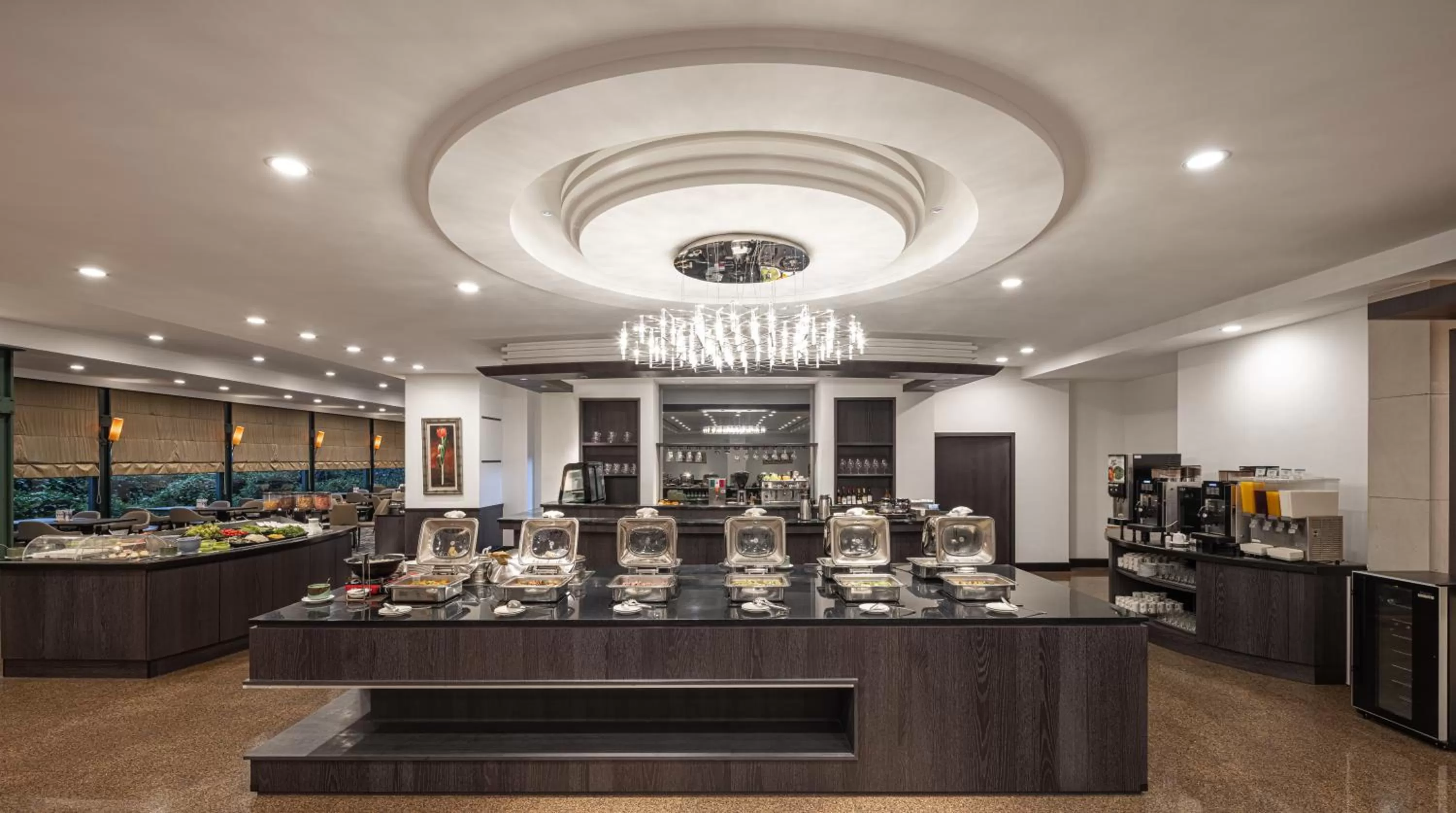 Restaurant/places to eat in Lakeshore Hotel Metropolis