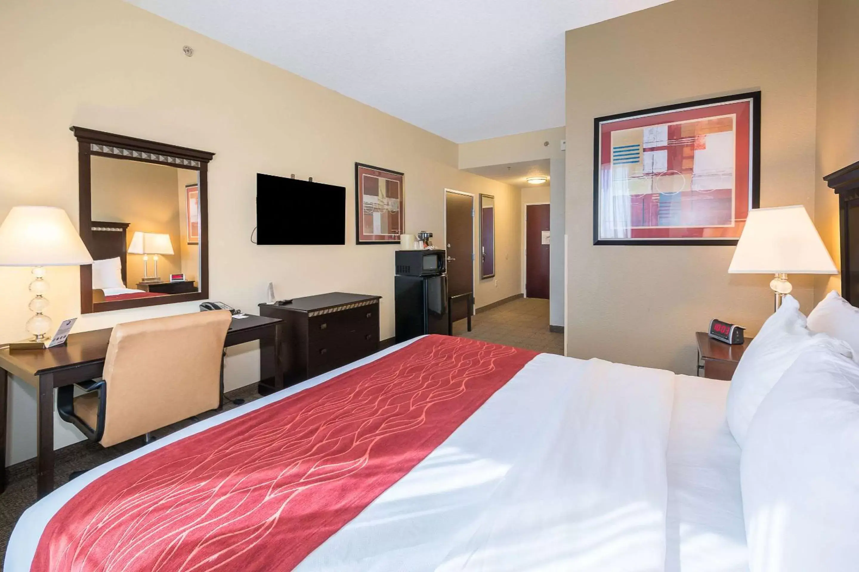 Photo of the whole room in Comfort Inn & Suites Maingate South