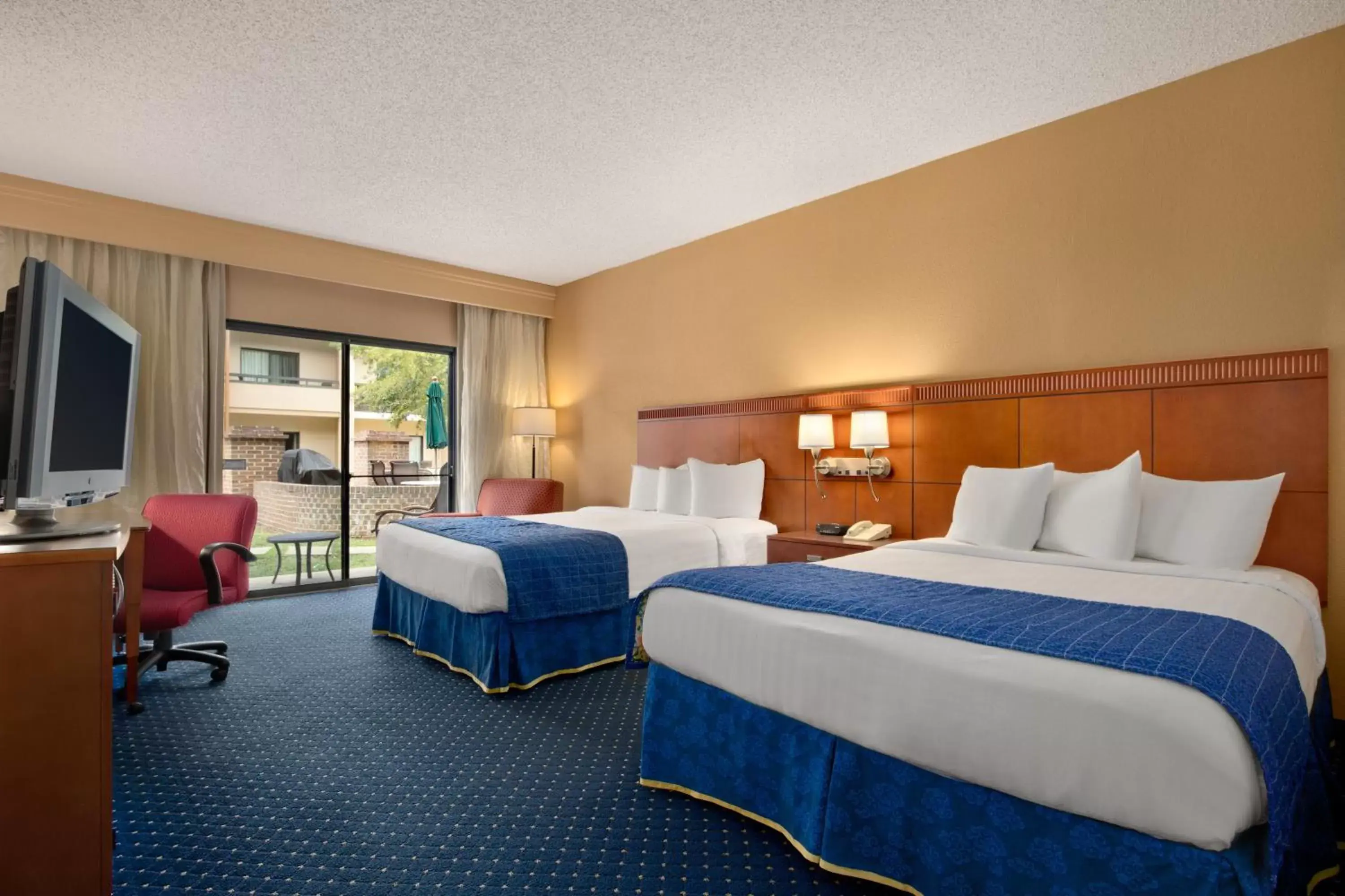 Photo of the whole room, Bed in Baymont by Wyndham Columbia Northwest