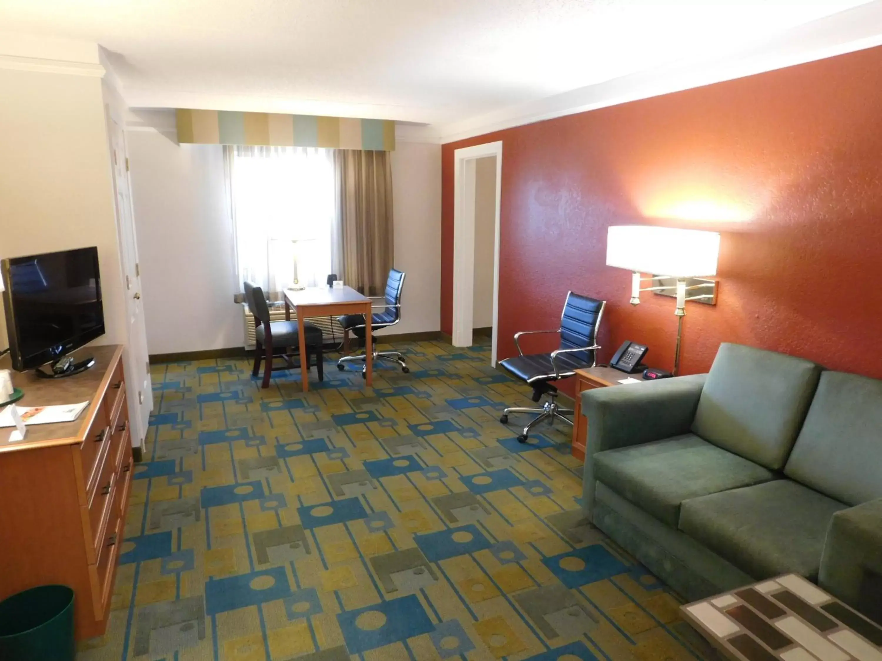 Seating Area in Days Inn & Suites by Wyndham Schaumburg- Woodfield Mall