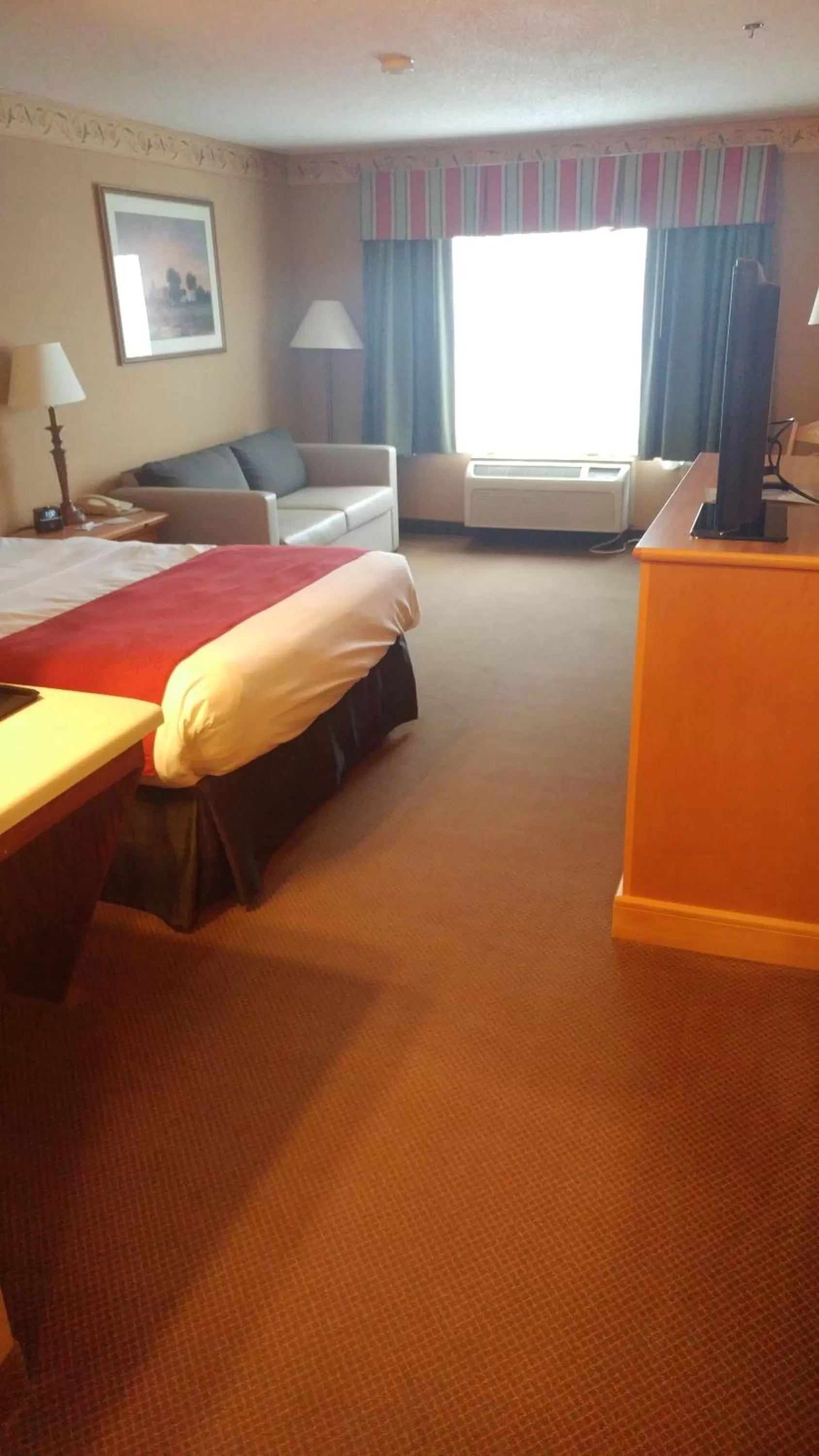 Bedroom, Bed in Country Inn & Suites by Radisson, Waterloo, IA