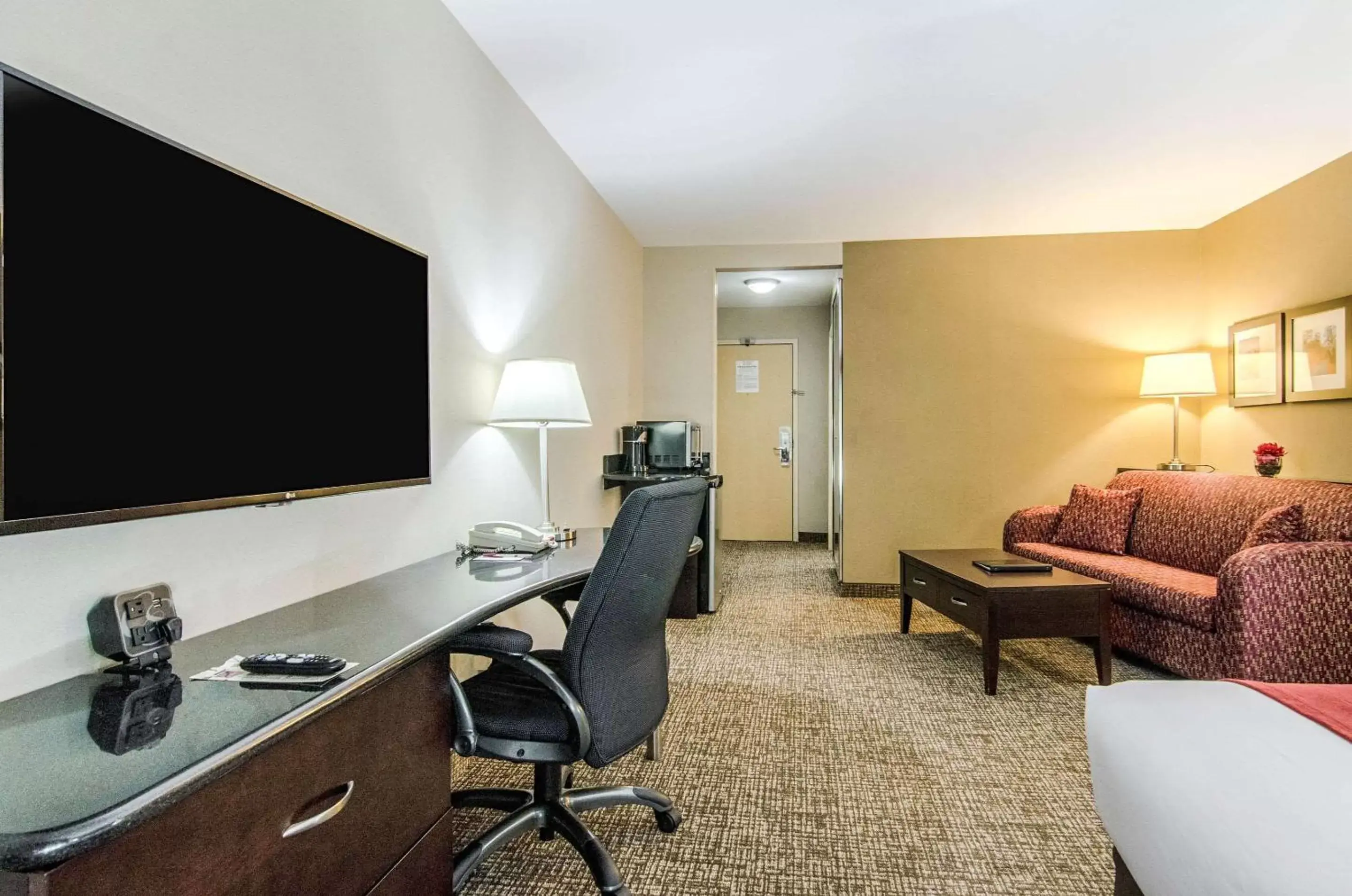 Photo of the whole room, TV/Entertainment Center in Comfort Suites Bentonville - Rogers