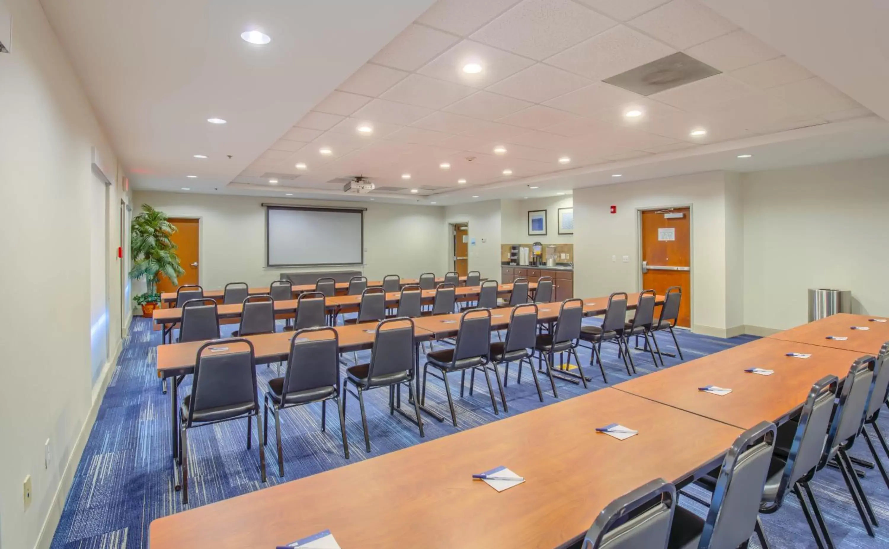 Meeting/conference room in Holiday Inn Express Hotel & Suites Gulf Shores, an IHG Hotel