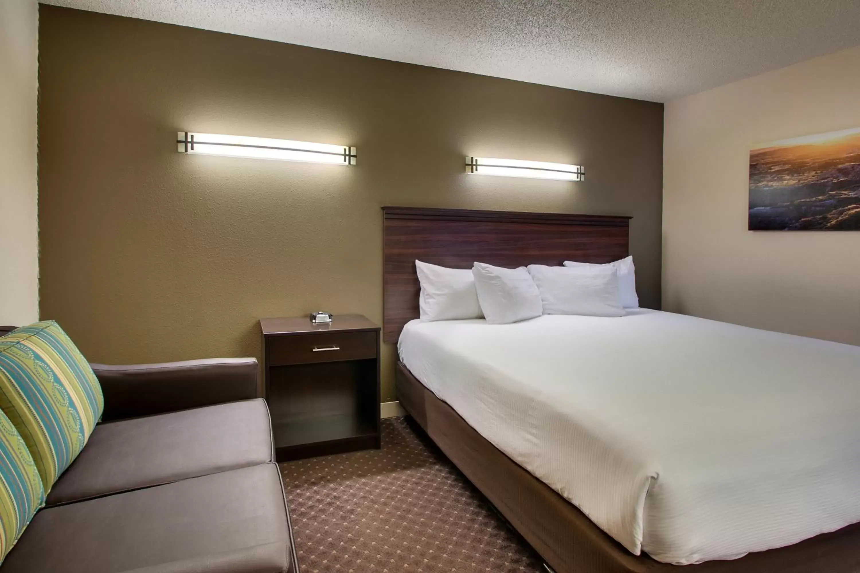 Bed in EverSpring Inn & Suites