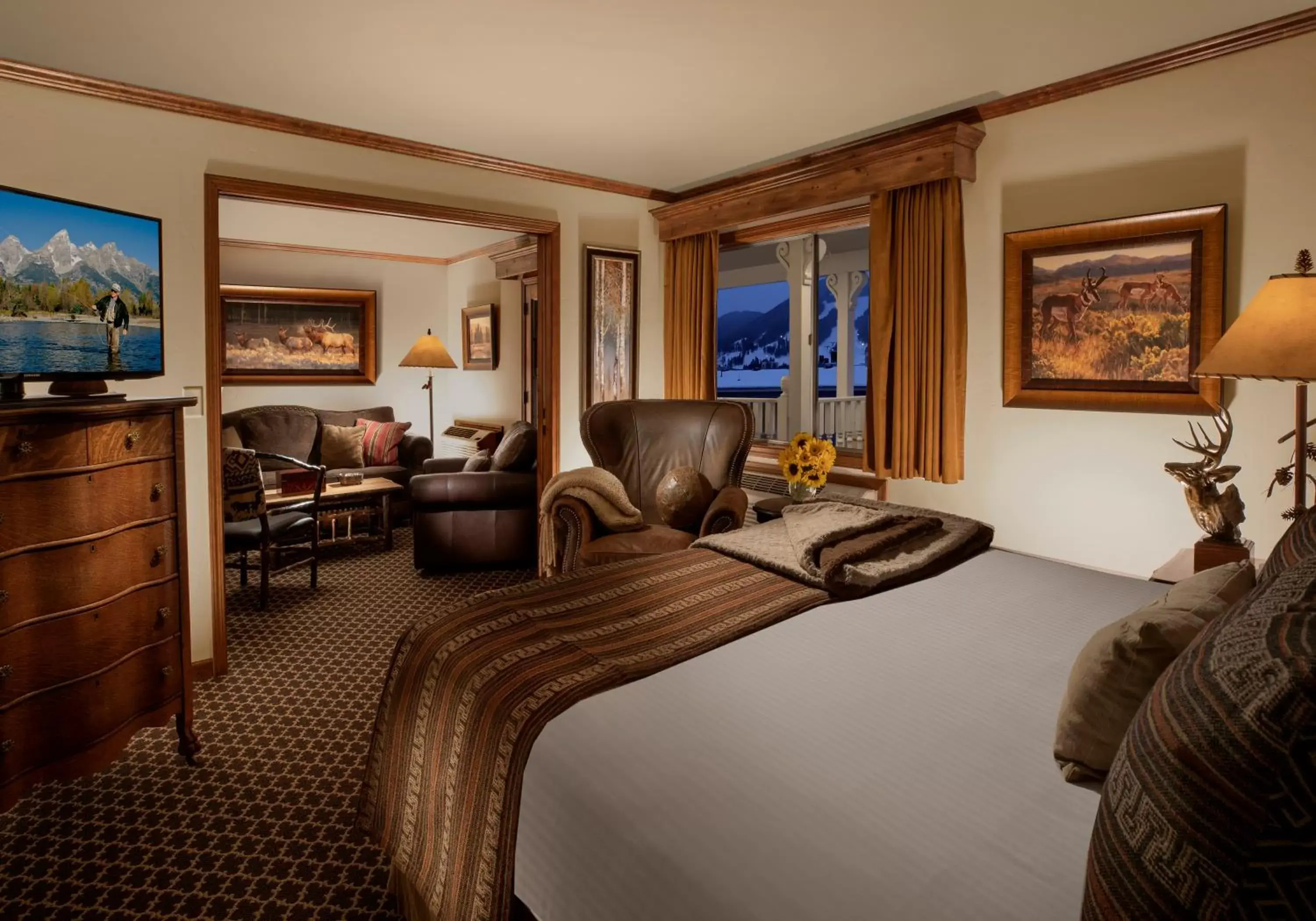 Bedroom, Seating Area in Parkway Inn of Jackson Hole