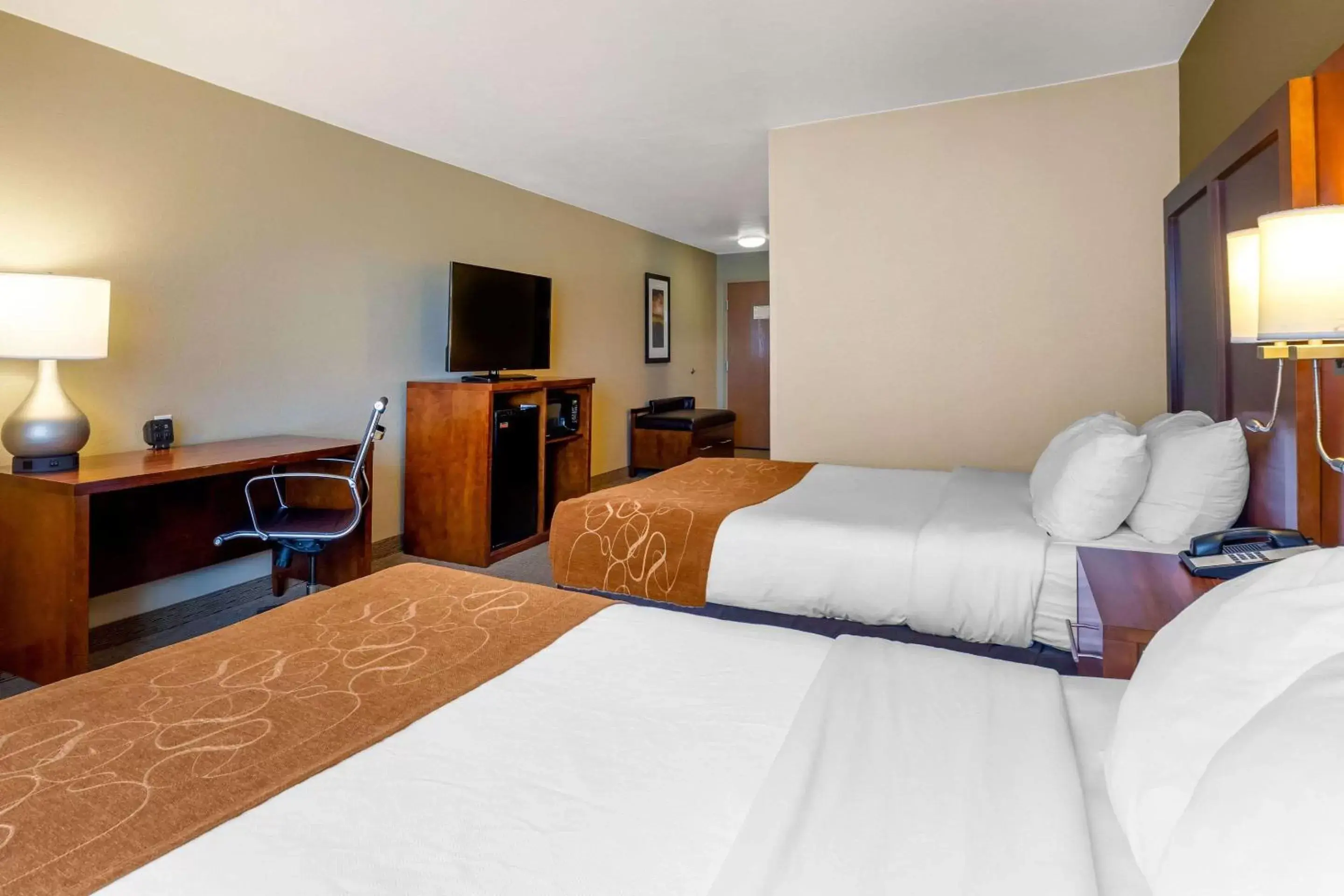 Photo of the whole room, Bed in Comfort Suites Burlington