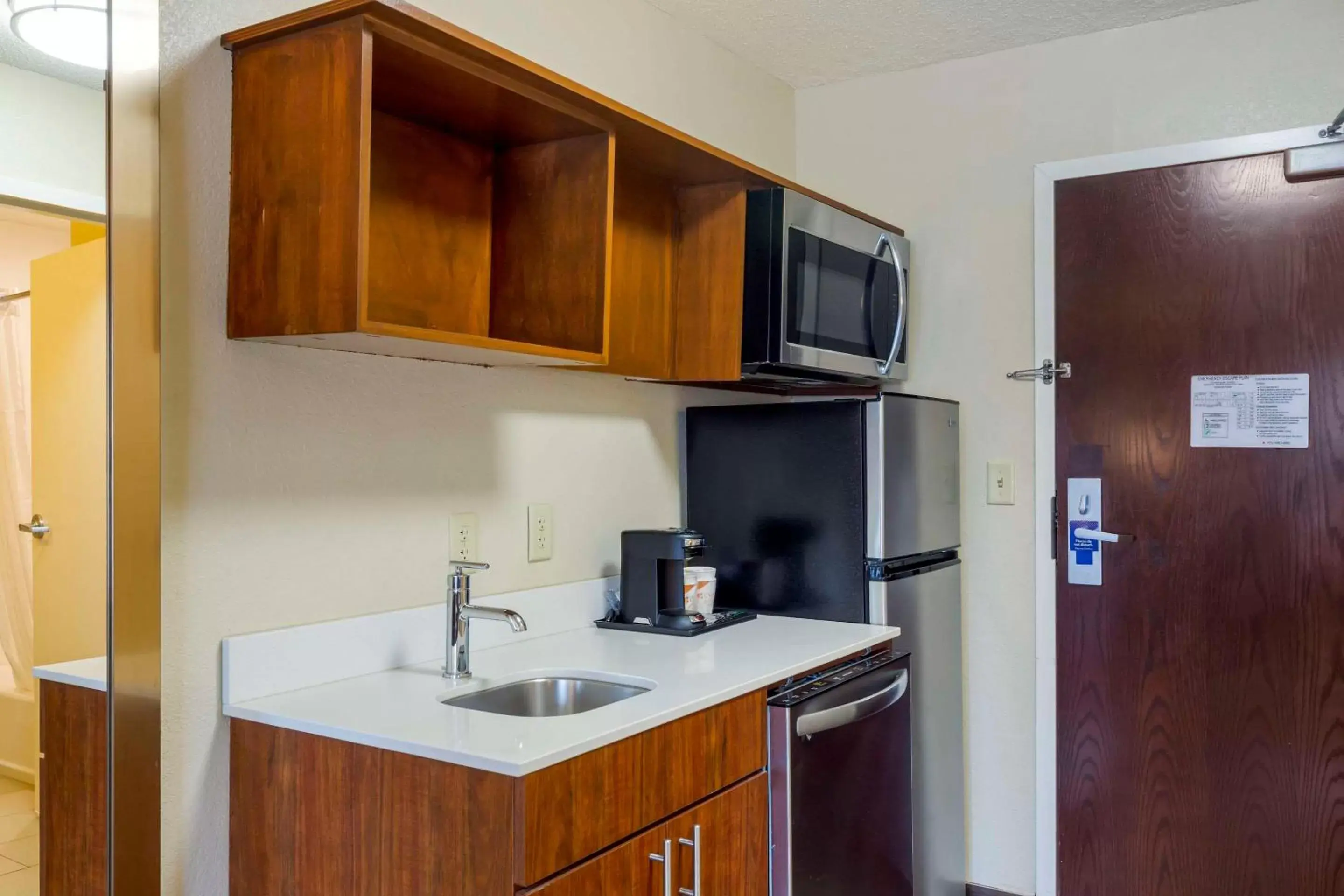 Bedroom, Kitchen/Kitchenette in Comfort Inn Danvers - Boston North Shore