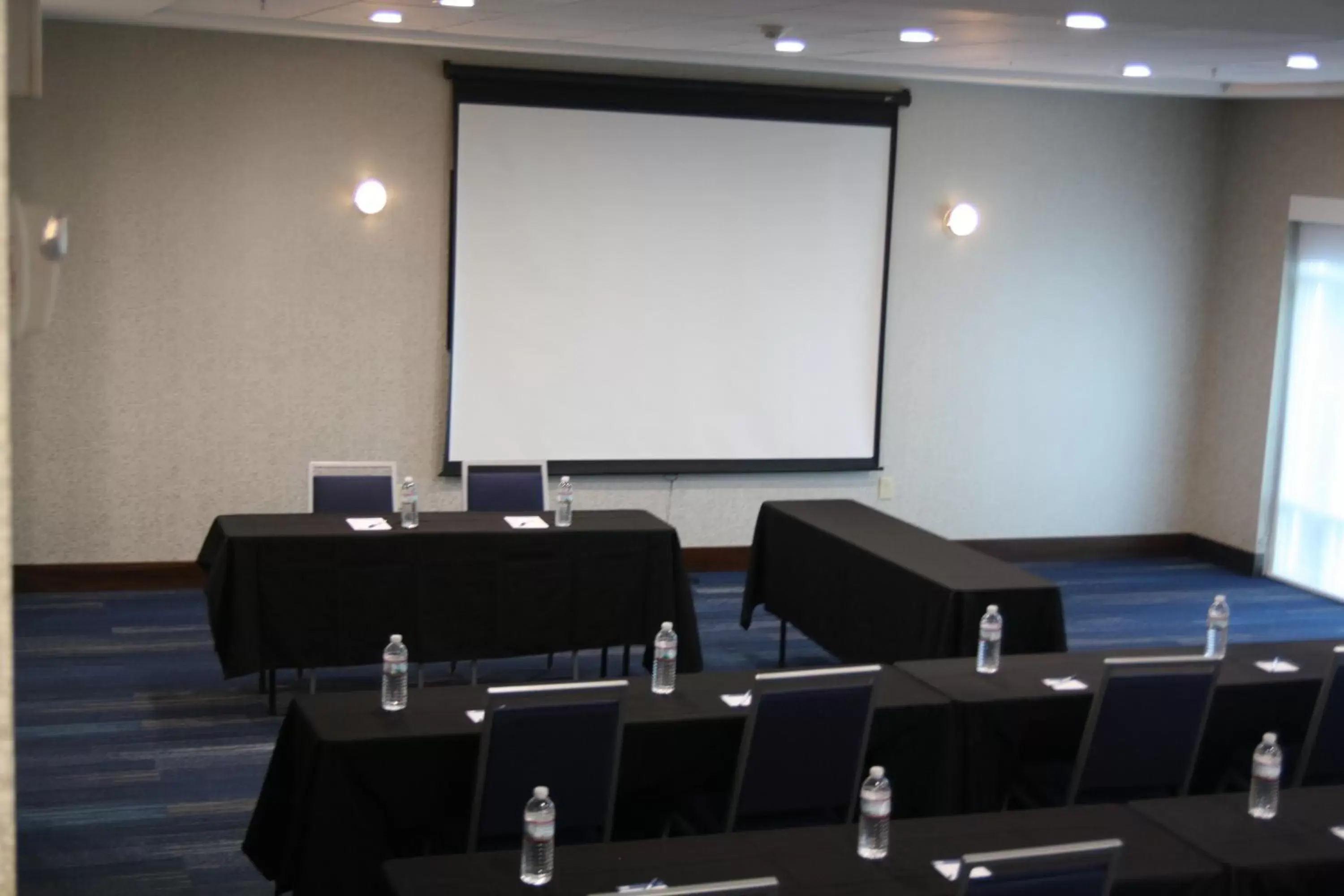 Meeting/conference room in Holiday Inn Express Hotel & Suites Cincinnati - Mason, an IHG Hotel