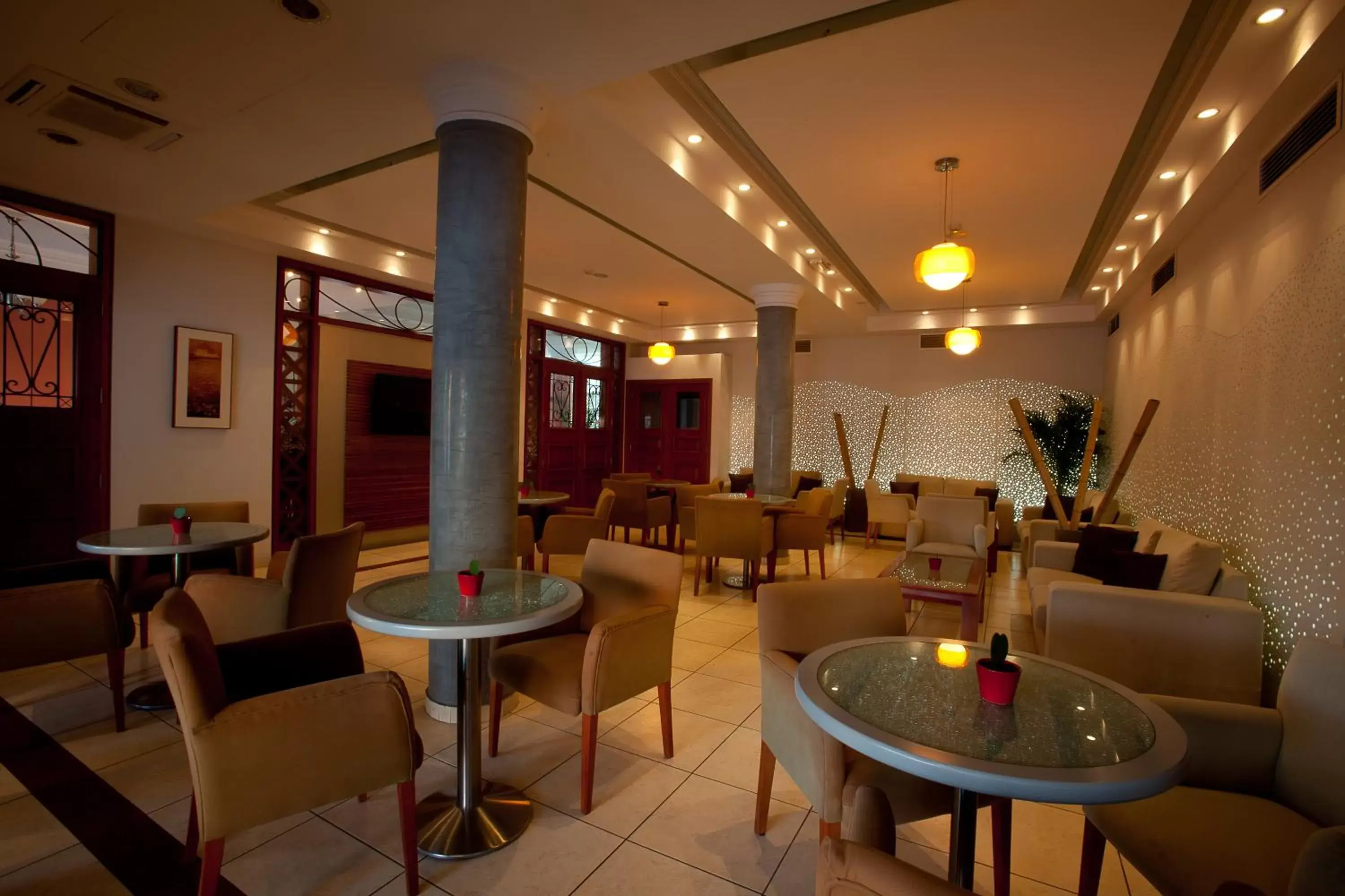 Restaurant/places to eat in Pyramos Hotel