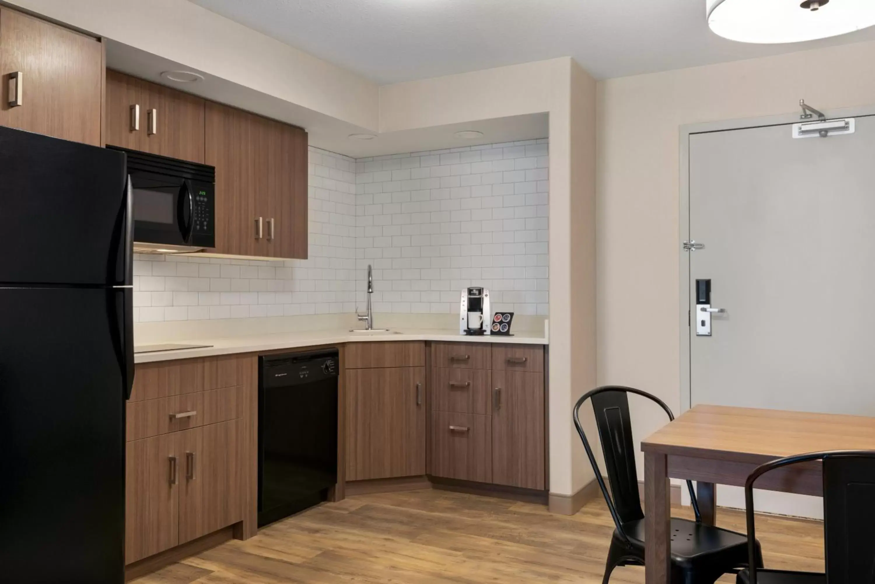 Kitchen or kitchenette, Kitchen/Kitchenette in Ramada by Wyndham Airdrie Hotel & Suites