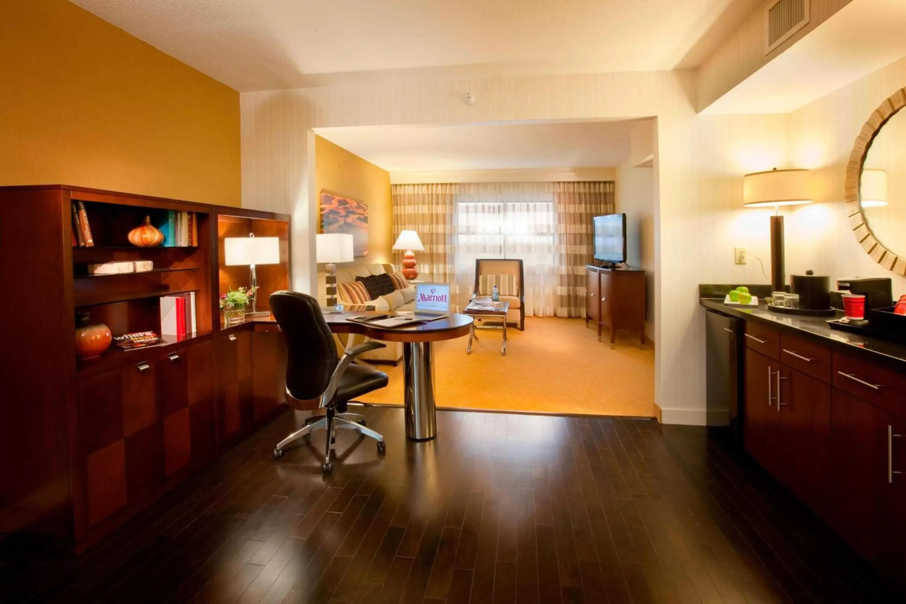 Photo of the whole room, Kitchen/Kitchenette in Minneapolis Marriott Northwest