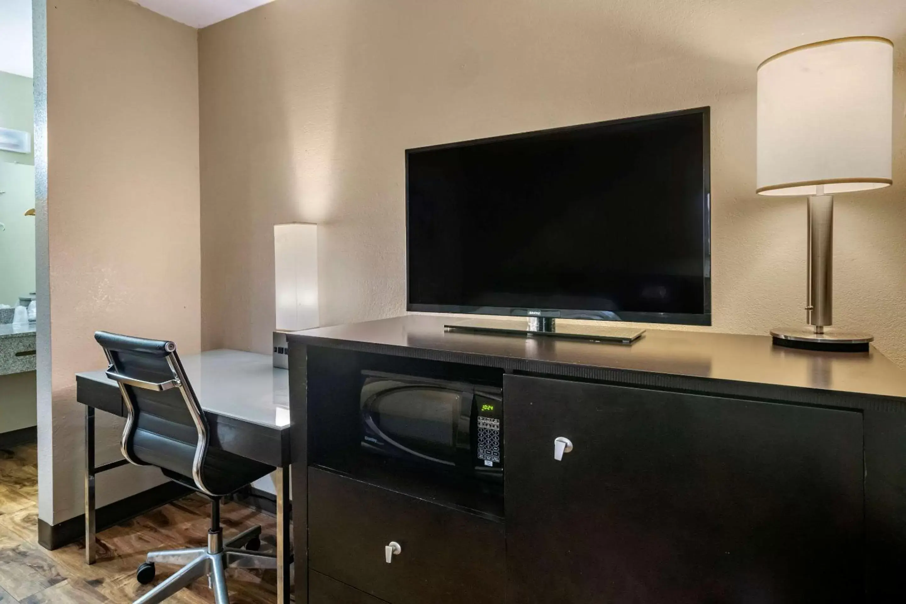 Photo of the whole room, TV/Entertainment Center in Econo Lodge Sebring