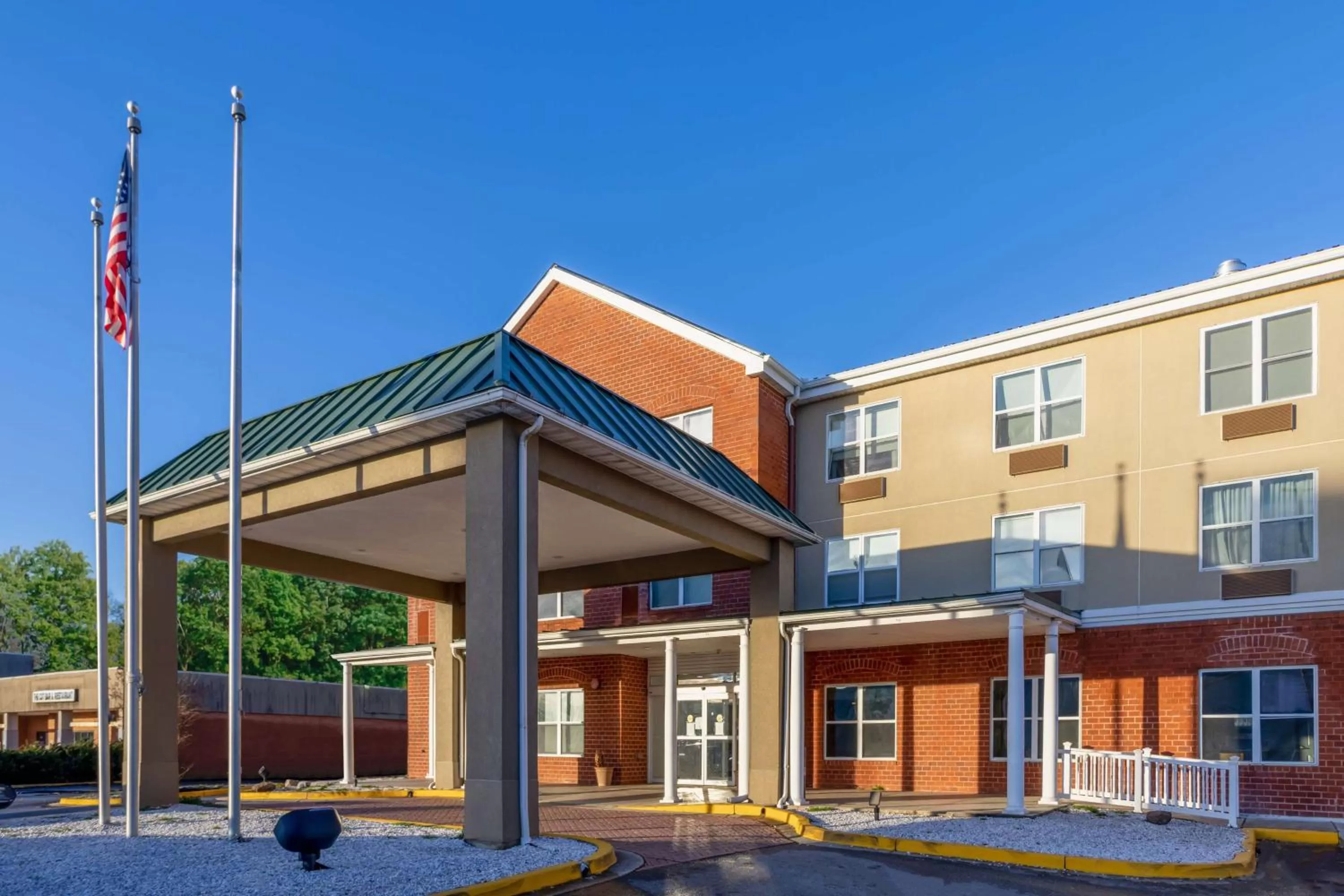 Property building in Wingate by Wyndham Waldorf - Washington DC Area
